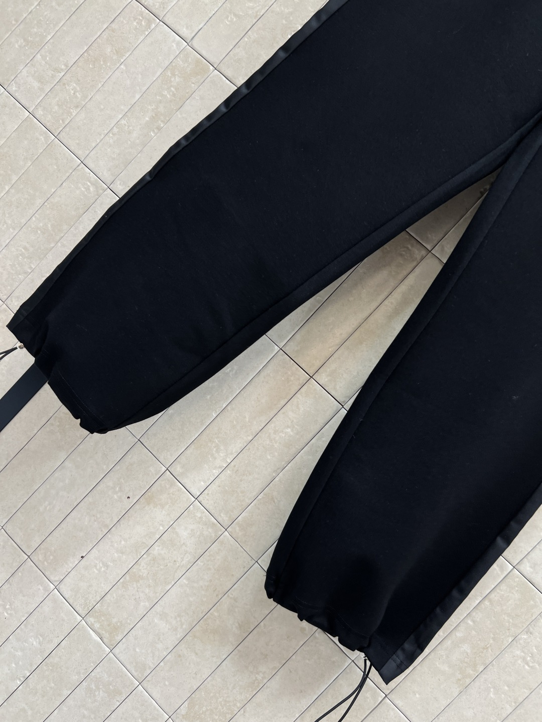 PD家 25早秋新款 三角标休闲套装 连帽拉链卫衣外套+高腰束脚裤 简约又不浮夸 经典套头卫衣版型搭配松