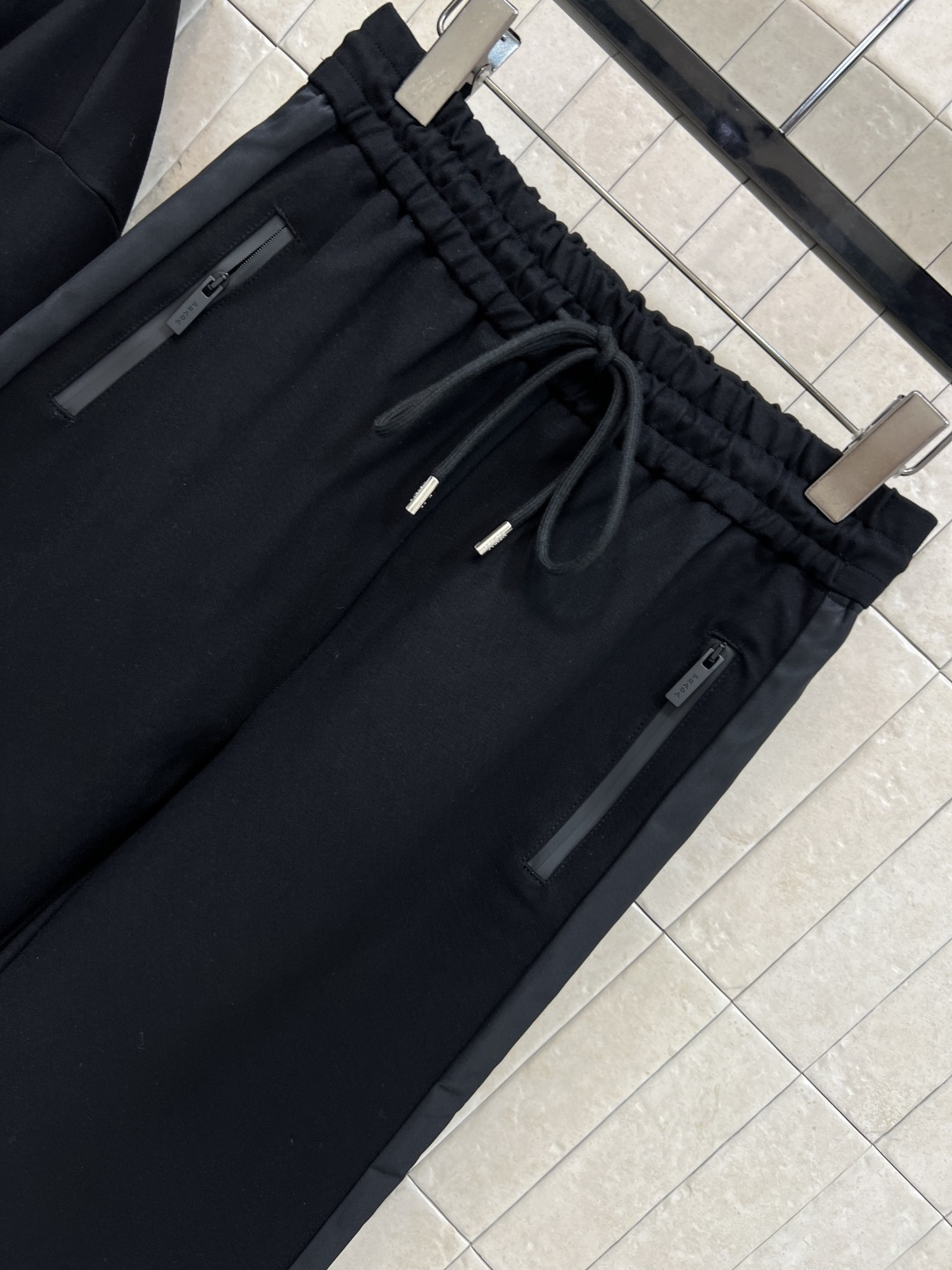 PD家 25早秋新款 三角标休闲套装 连帽拉链卫衣外套+高腰束脚裤 简约又不浮夸 经典套头卫衣版型搭配松