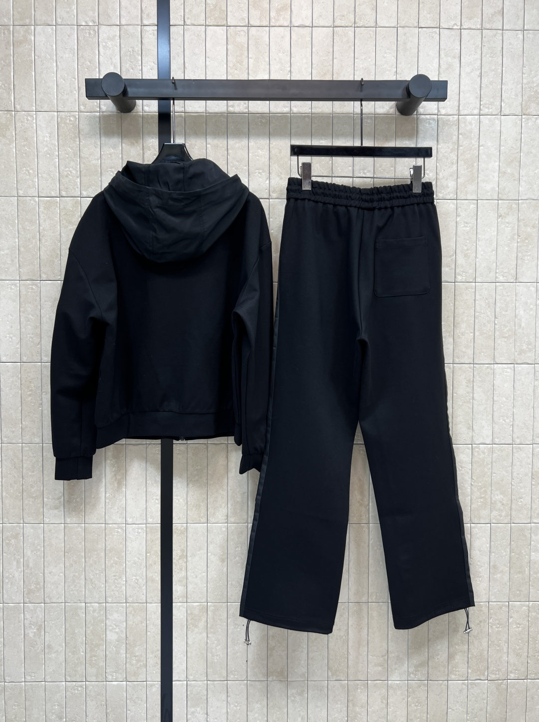PD家 25早秋新款 三角标休闲套装 连帽拉链卫衣外套+高腰束脚裤 简约又不浮夸 经典套头卫衣版型搭配松