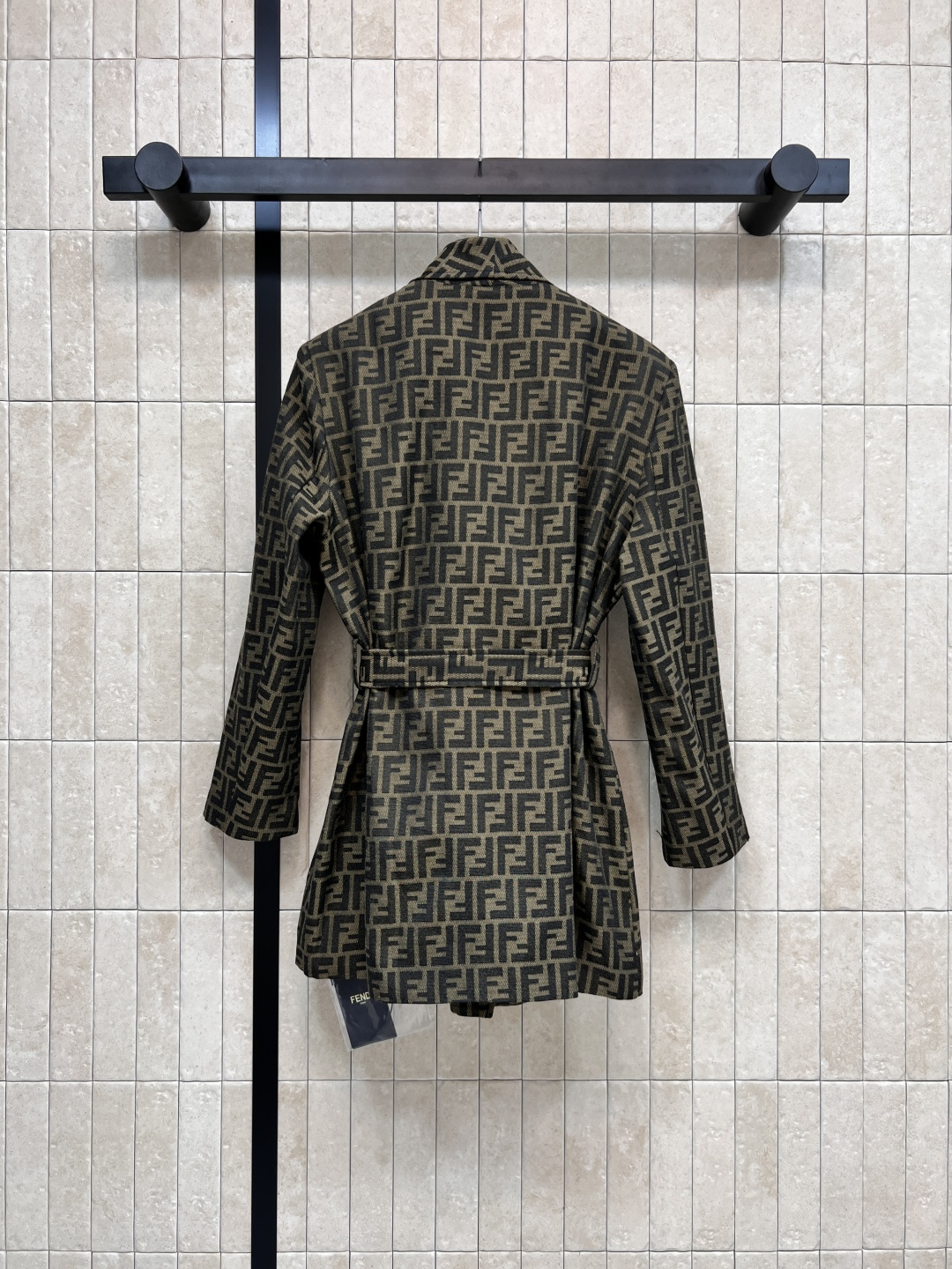 FD家 25早秋新款 双F提花西装外套 整个版型剪裁YYDS 恰大好处的廓形 干练利落 带有微垫肩设计 