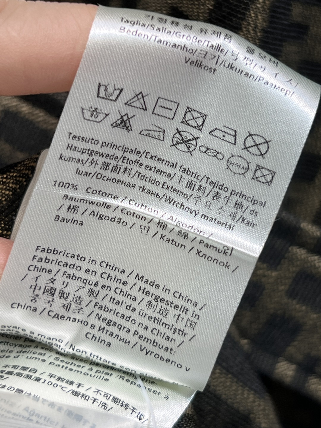 FD家 25早秋新款 双F提花西装外套 整个版型剪裁YYDS 恰大好处的廓形 干练利落 带有微垫肩设计 