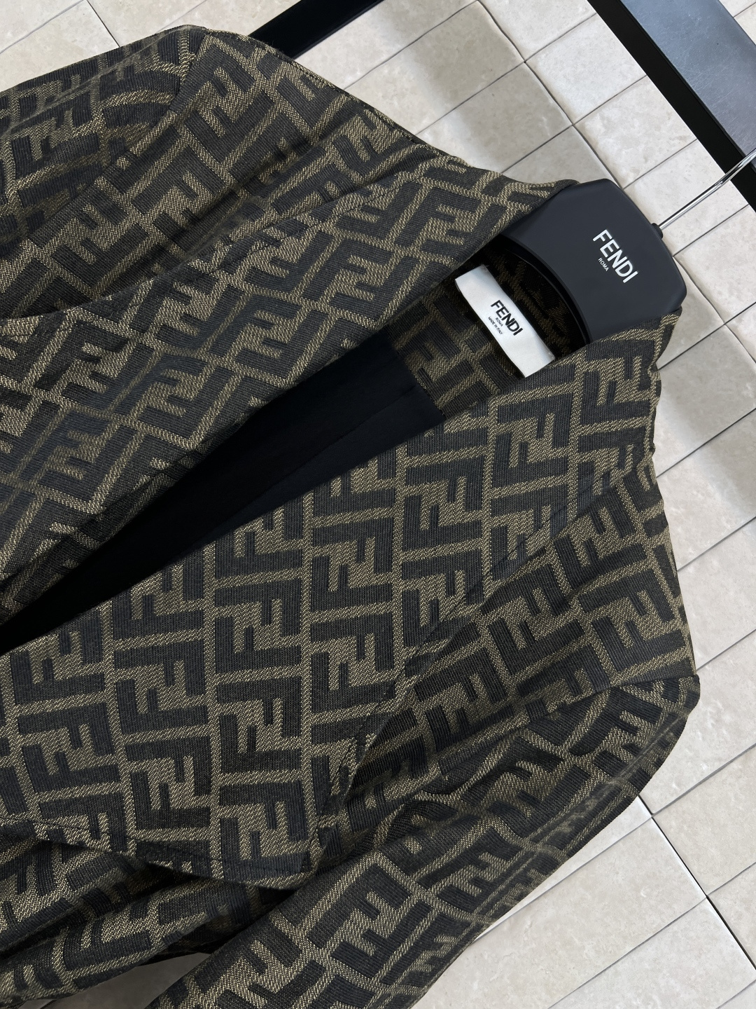 FD家 25早秋新款 双F提花西装外套 整个版型剪裁YYDS 恰大好处的廓形 干练利落 带有微垫肩设计 