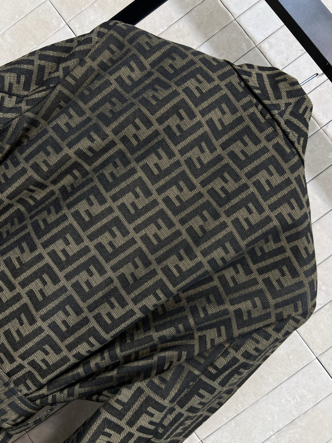 FD家 25早秋新款 双F提花西装外套 整个版型剪裁YYDS 恰大好处的廓形 干练利落 带有微垫肩设计 