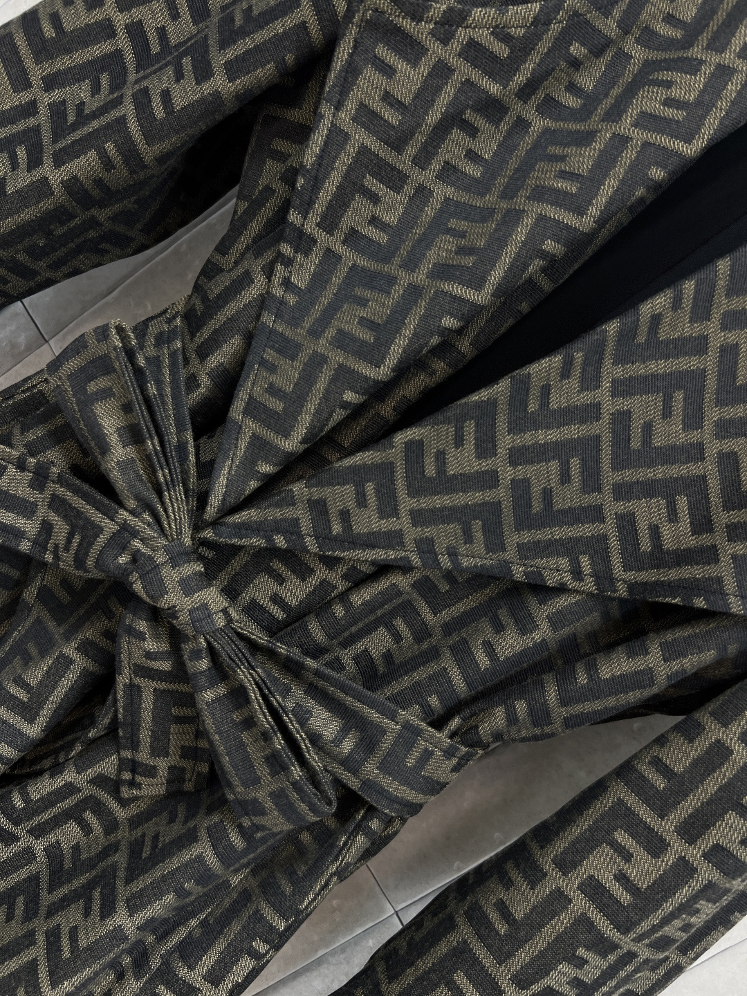 FD家 25早秋新款 双F提花西装外套 整个版型剪裁YYDS 恰大好处的廓形 干练利落 带有微垫肩设计 