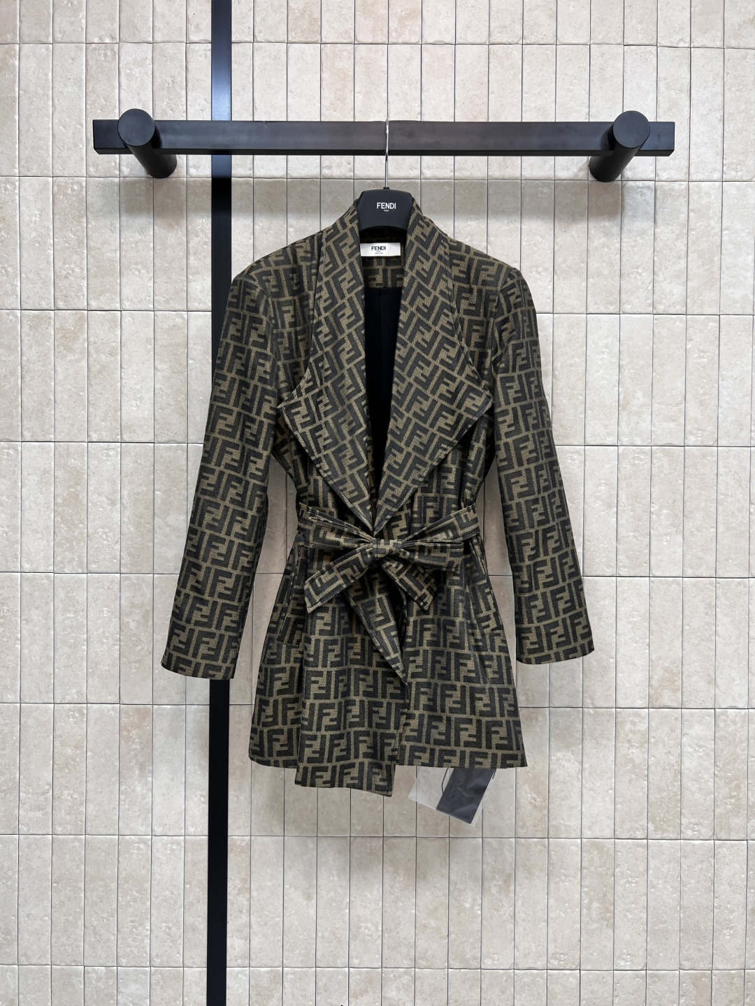 NO:485741,FD Home 25 early autumn new double F jacquard suit jacket The entire style is cut YYDS The perfect silhouette is capable and neat with micro shoulder pad design. It is very aura and full of heroism. Very practical. The fabric has a very good drape. The belt is waisted and has a casual and fashionable style. I need this item when I go out on the street. Walking style. I highly recommend temperament items. It looks slim and simple and not picky. One color three-code Size/S-M-L,,dior, jackets & coats,business suit,alexander wang19860909FD家 25早秋新款 双F提花西装外套 整个版型剪裁YYDS 恰大好处的廓形 干练利落 带有微垫肩设计 特别有气场 英气十足 非常实穿 面料垂感超好 本布腰带收腰 自带休闲时髦范 日常出街太需要这一件了 走路带风 强烈推荐气质单品 显瘦简约不挑人 一色三码Size/S-M-L,,dior,jackets & coats,business suit,alexander wang,Women's clothing