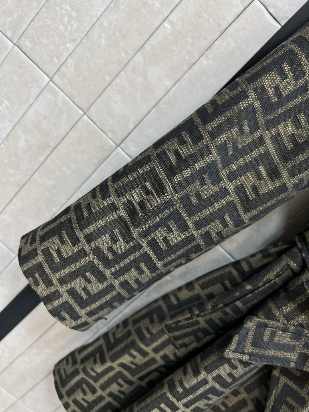 FD家 25早秋新款 双F提花西装外套 整个版型剪裁YYDS 恰大好处的廓形 干练利落 带有微垫肩设计 