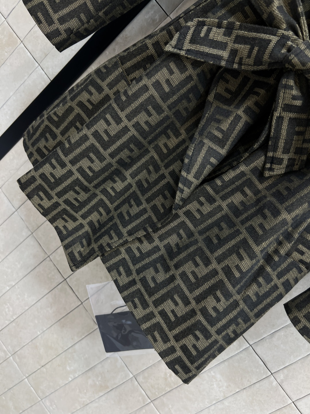 FD家 25早秋新款 双F提花西装外套 整个版型剪裁YYDS 恰大好处的廓形 干练利落 带有微垫肩设计 