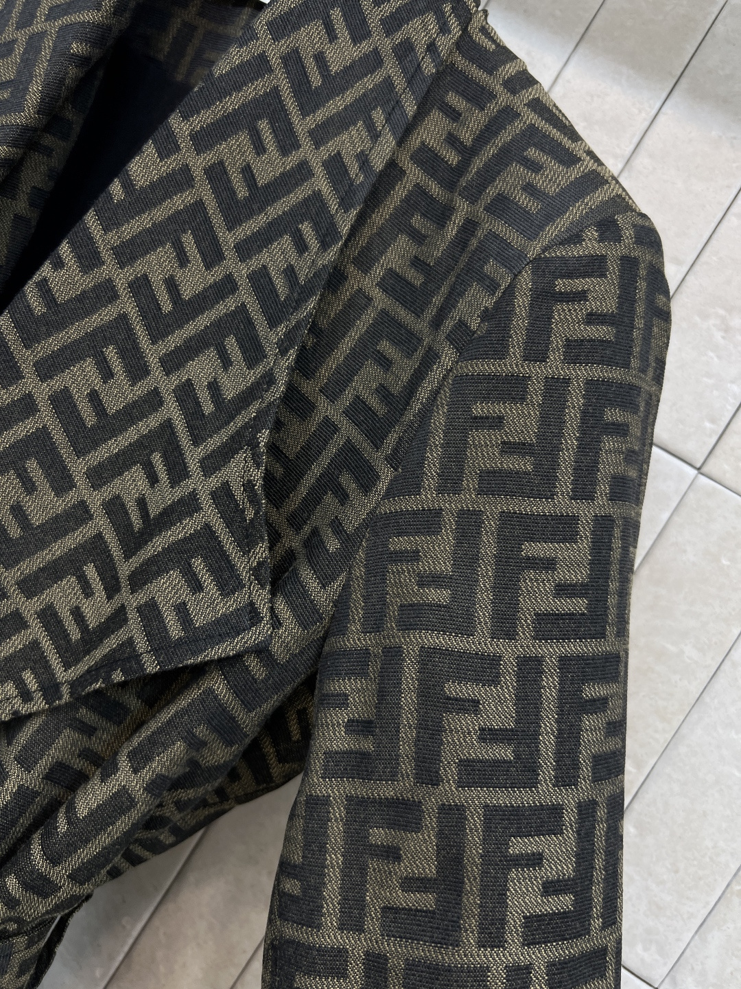 FD家 25早秋新款 双F提花西装外套 整个版型剪裁YYDS 恰大好处的廓形 干练利落 带有微垫肩设计 