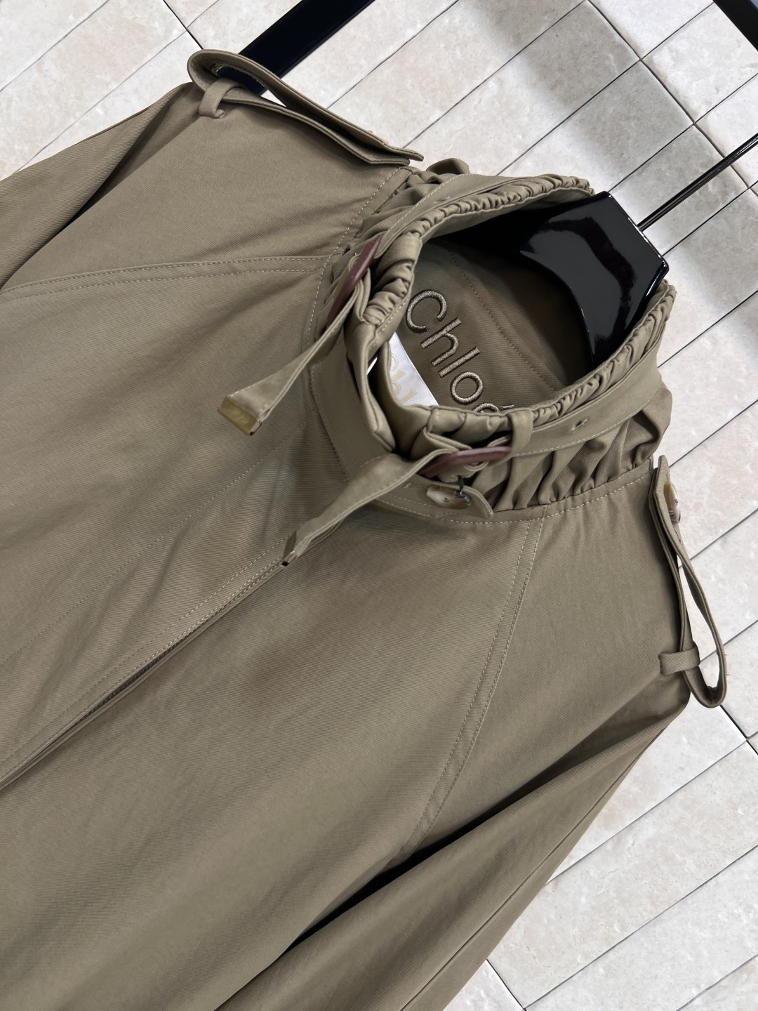 25早秋新款 驼色立领腰带长款风衣 上身就是博主街拍范 经典大气 属于穿N年都不过时的款式 值得收藏 可