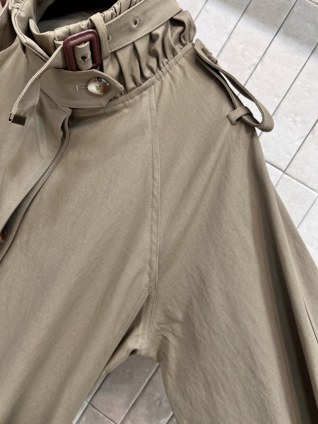 25早秋新款 驼色立领腰带长款风衣 上身就是博主街拍范 经典大气 属于穿N年都不过时的款式 值得收藏 可