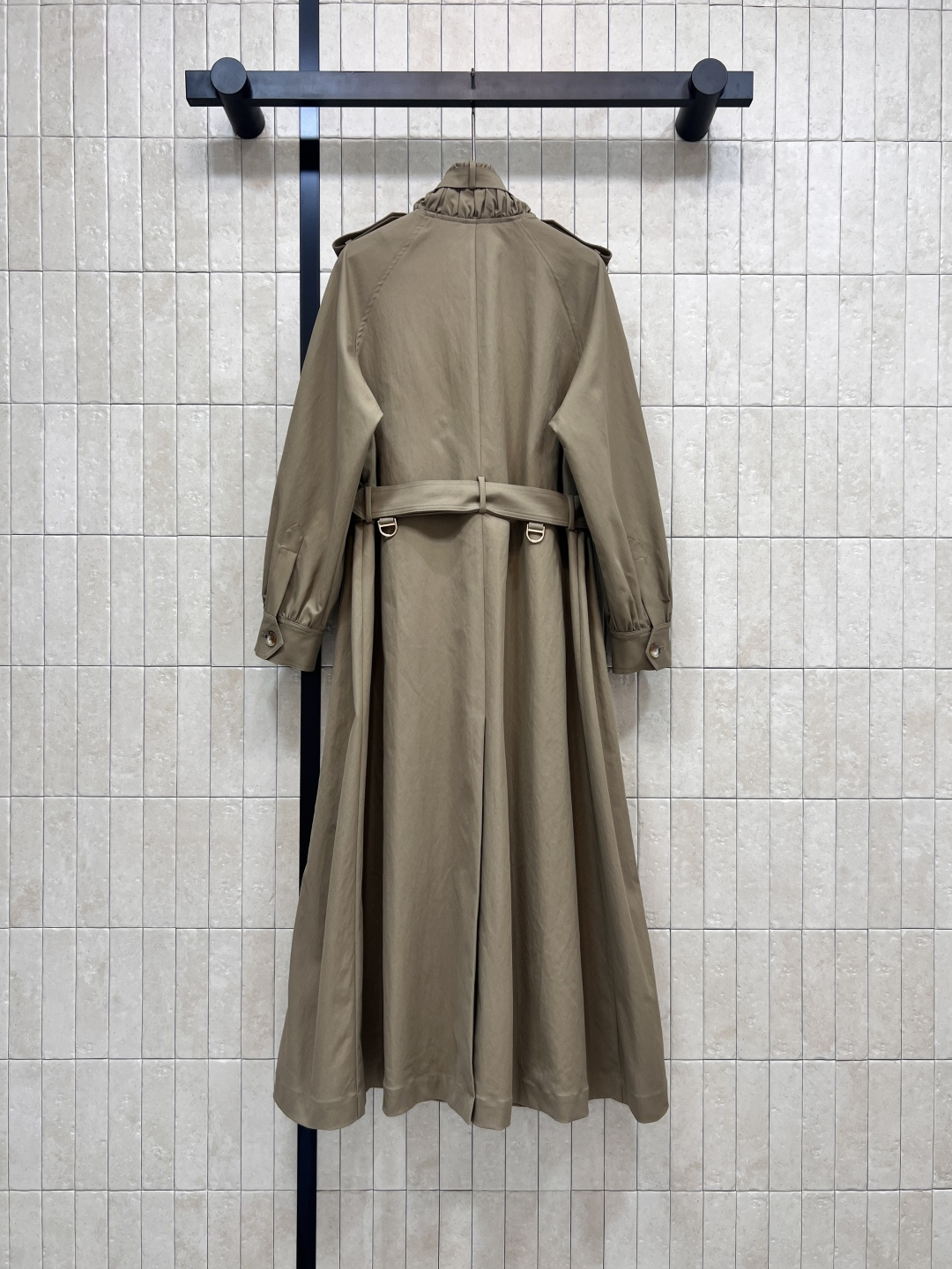 25早秋新款 驼色立领腰带长款风衣 上身就是博主街拍范 经典大气 属于穿N年都不过时的款式 值得收藏 可