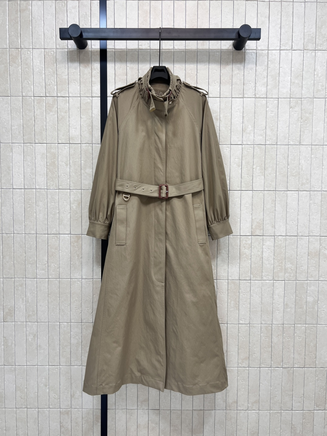 NO:485755,New early autumn style, camel-colored stand-up collar belt long windbreaker, the upper body is the blogger's street photography style, classic and atmospheric, a style that has never been out of date for many years, worth collecting, cool and cool, adjustable waist-hugging design, length below the knee, the upper body effect is cool and adds aura, the heavy industry stand-up collar embellishment, which tests the master's craftsmanship, from fabric to details, high-end texture, one color, three codes, Size/S-M-L,,alexander wang19860909早秋新款 驼色立领腰带长款风衣 上身就是博主街拍范 经典大气 属于穿N年都不过时的款式 值得收藏 可酷可飒 可调节收腰设计 长度在膝盖以下 上身效果拉风增加气场 重工立领点缀 非常考验师傅工艺 从面料到细节都很高级质感 一色三码 Size/S-M-L,,alexander wang,Women's clothing