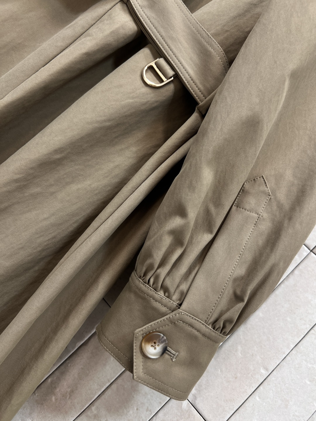 25早秋新款 驼色立领腰带长款风衣 上身就是博主街拍范 经典大气 属于穿N年都不过时的款式 值得收藏 可