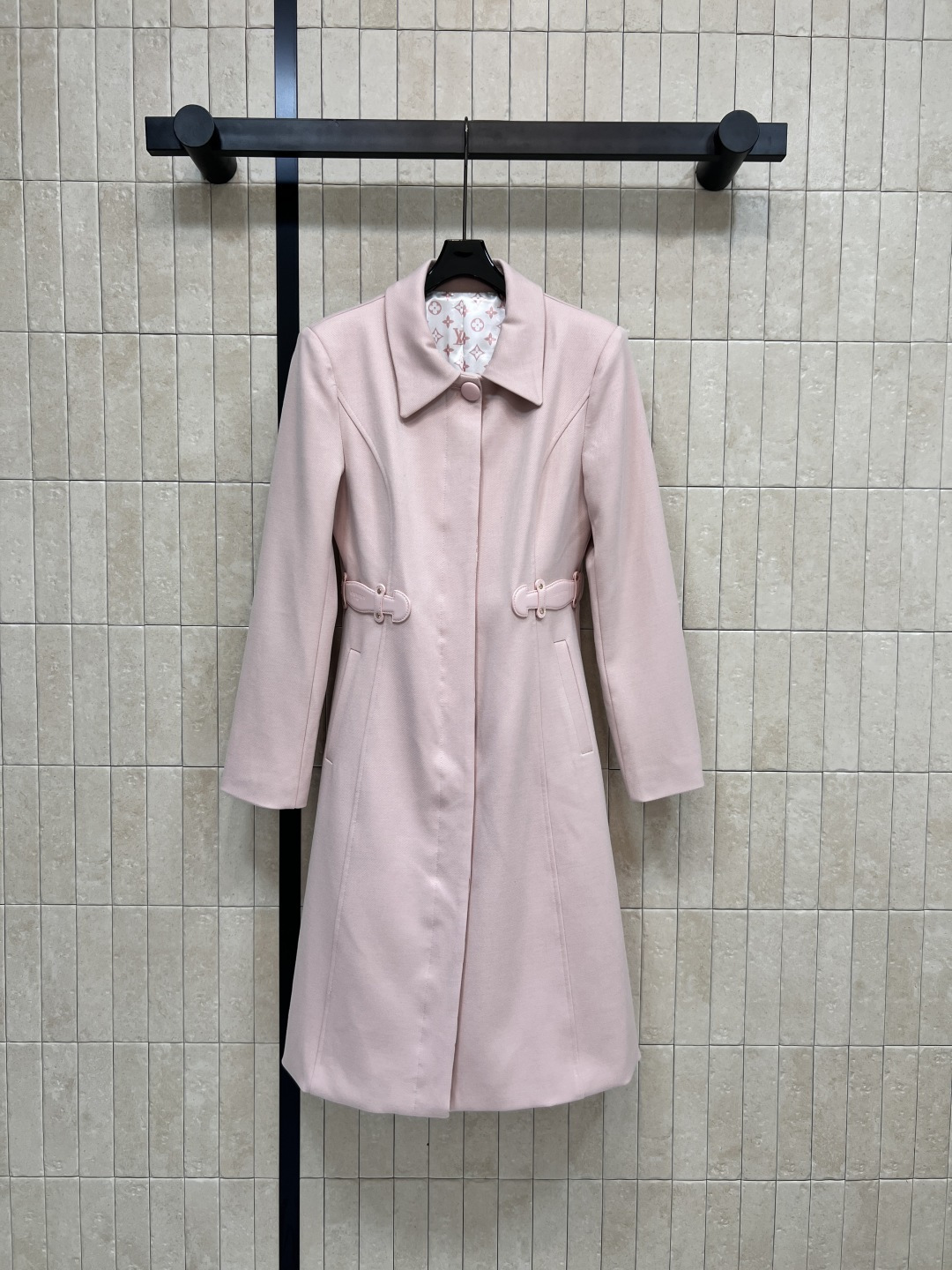 NO:485769,L Home 25 early autumn new model, simple long coat with lapel, classic and elegant, leather logo print decoration, waist-hugging, elegant and eye-catching, upper body full of elegant and fashionable feeling, easy to divide perfect body proportions, super white color, simple solid color, high-end and durable, classic presbyopia print lining, custom logo buckle decoration, the fabric is comfortable and thick, the whole visual is very slim, three-dimensional tailoring, the design feels very good, the upper body is age-reducing, playful and fashionable, two colors, three-code Size/S-M-L,,louis vuitton,alexander wang19860909L家 25早秋新款 翻领简约长款大衣 经典大气优雅 皮革logo印花装饰收腰特别吸睛 上身充满优雅大气的时髦感 轻松分割完美身材比例 颜色超级显白 简约纯色高级耐看 里面经典老花提花印花内衬 定制logo扣饰装饰 面料舒适厚实整个视觉上非常显瘦 立体剪裁 设计感很到位上身减龄又俏皮时髦 两色三码Size/S-M-L,,louis vuitton,alexander wang,Women's clothing