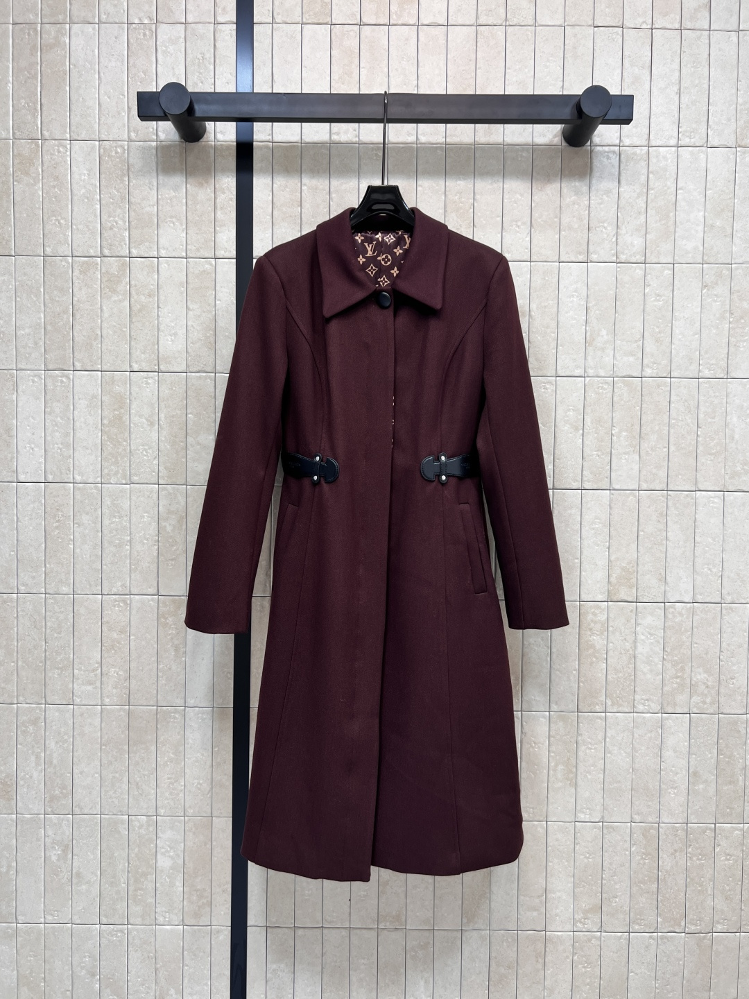 NO:485783,L Home 25 early autumn new model, simple long coat with lapel, classic and elegant, leather logo print decoration, waist-hugging, elegant and eye-catching, upper body full of elegant and fashionable feeling, easy to divide perfect body proportions, super white color, simple solid color, high-end and durable, classic presbyopia print lining, custom logo buckle decoration, the fabric is comfortable and thick, the whole visual is very slim, three-dimensional tailoring, the design feels very good, the upper body is age-reducing, playful and fashionable, two colors, three-code Size/S-M-L,,louis vuitton,alexander wang19860909L家 25早秋新款 翻领简约长款大衣 经典大气优雅 皮革logo印花装饰收腰特别吸睛 上身充满优雅大气的时髦感 轻松分割完美身材比例 颜色超级显白 简约纯色高级耐看 里面经典老花提花印花内衬 定制logo扣饰装饰 面料舒适厚实整个视觉上非常显瘦 立体剪裁 设计感很到位上身减龄又俏皮时髦 两色三码Size/S-M-L,,louis vuitton,alexander wang,Women's clothing