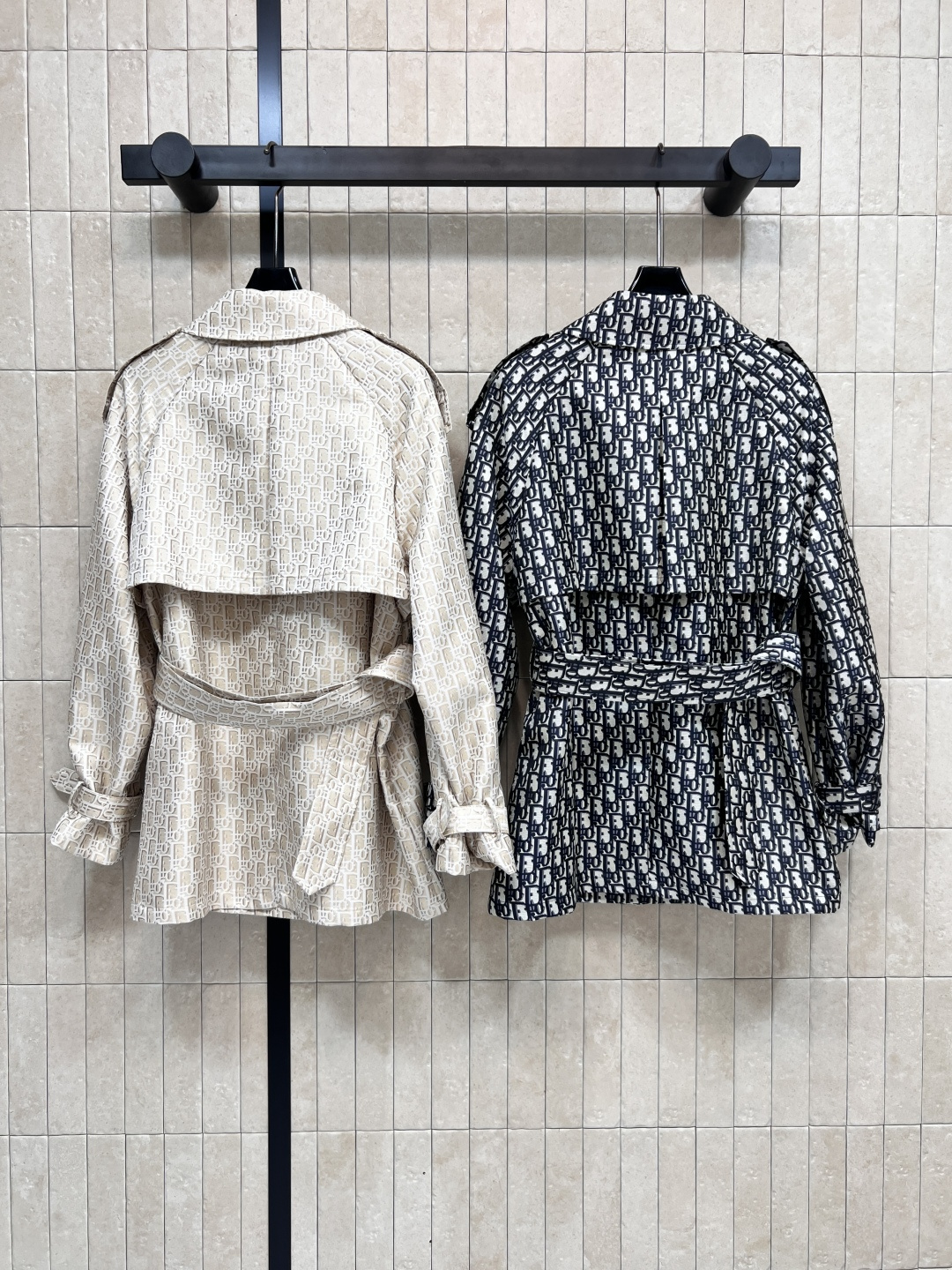 D家 25早秋新款 D字母提花双排扣风衣 廓形感风衣外套 满满的时髦博主范 翻领双排扣设计 落肩阔型剪裁