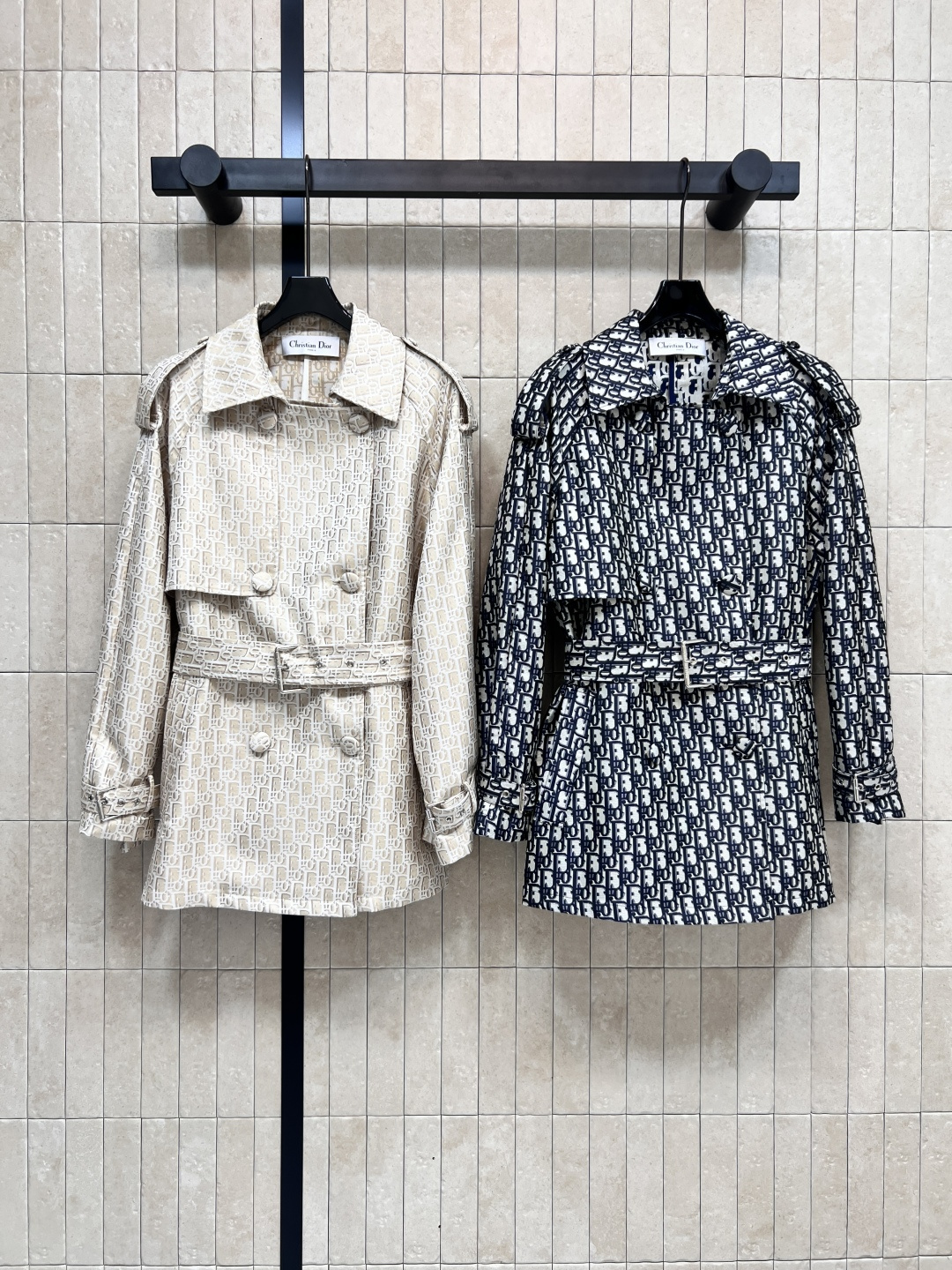 NO:485797,D Home 25 early autumn new style D letter jacquard double-breasted windbreaker silhouette windbreaker jacket full of fashionable blogger style Lapel double-breasted design Fall shoulder wide cut style Neat lazy casual fashionable feeling Full of high-end feeling Irregular wind pad design at the front Wide with a cloth belt at the waist Full of upper body styling Two colors and three codes Size/S-M-L,,dior,jackets & coats,alexander wang19860909D家 25早秋新款 D字母提花双排扣风衣 廓形感风衣外套 满满的时髦博主范 翻领双排扣设计 落肩阔型剪裁版型 利落慵懒随性的时髦感 高级感十足 前面不规则风挡片设计 腰间搭配本布腰带 上身造型感十足 两色三码 Size/S-M-L,,dior,jackets & coats,alexander wang,Women's clothing