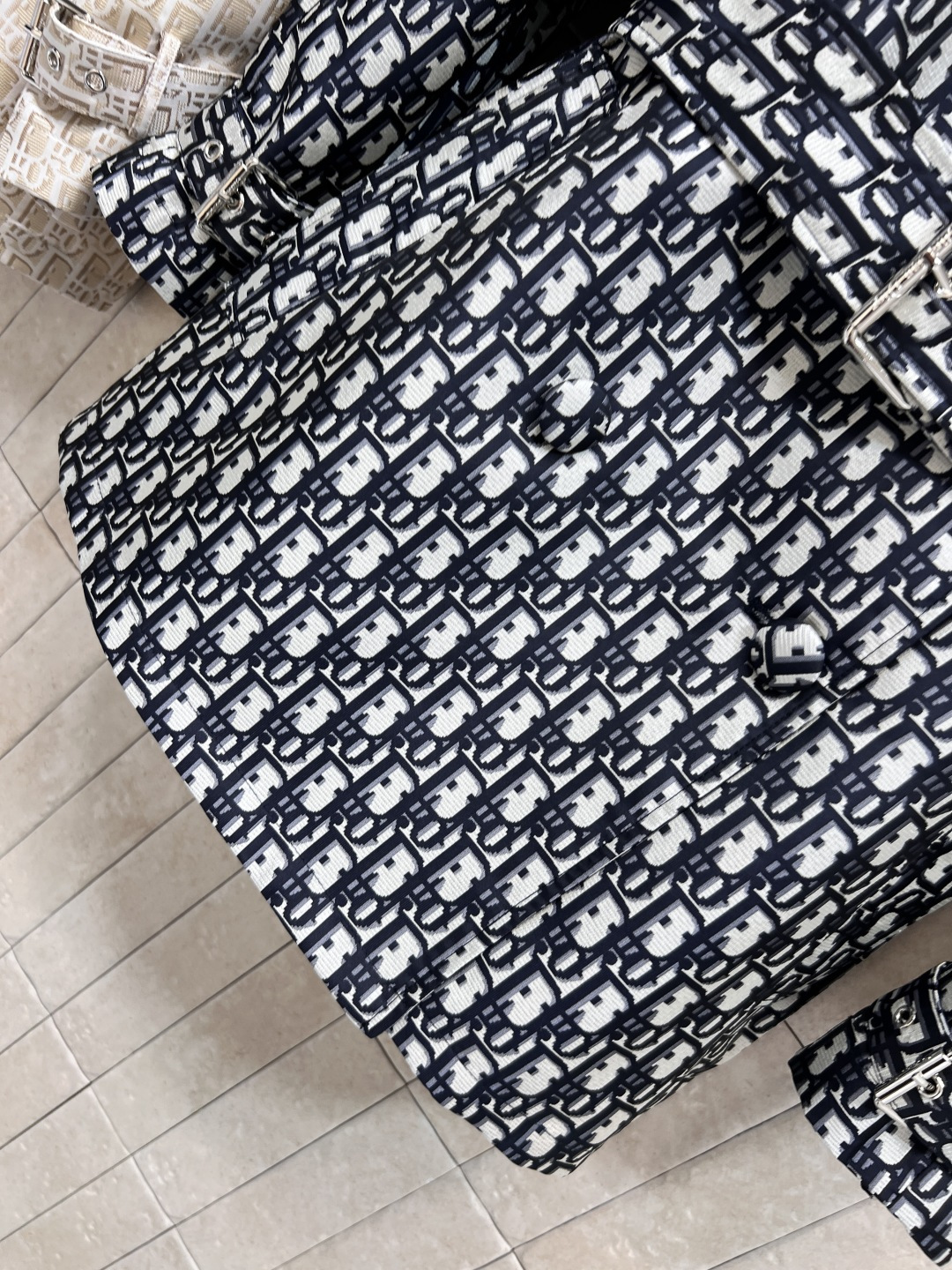 D家 25早秋新款 D字母提花双排扣风衣 廓形感风衣外套 满满的时髦博主范 翻领双排扣设计 落肩阔型剪裁