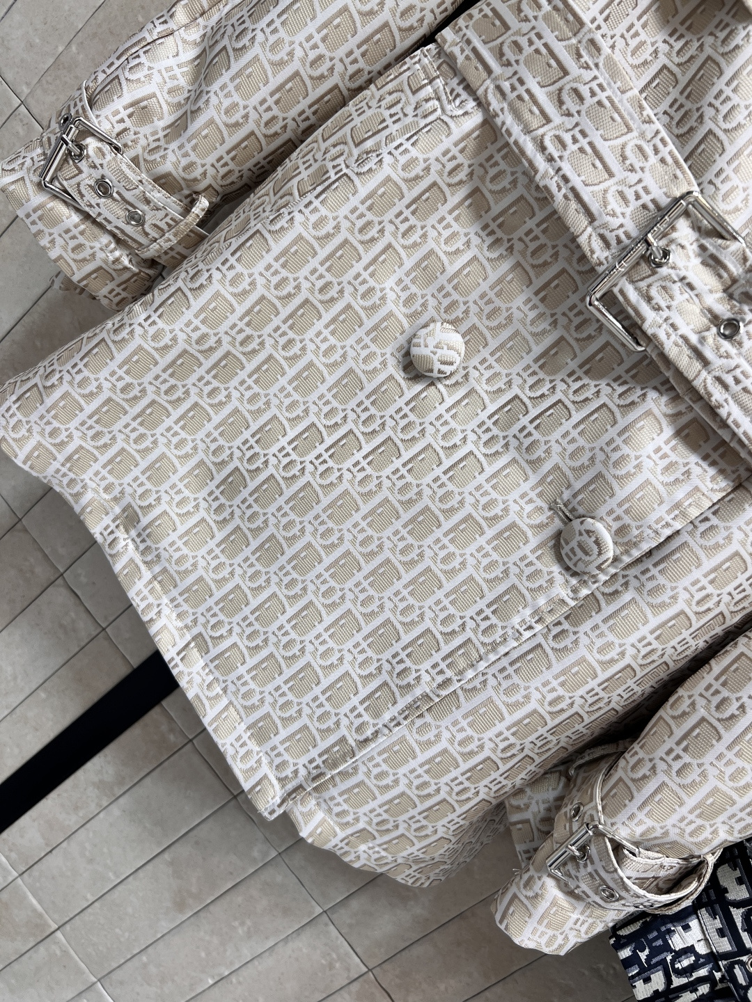 D家 25早秋新款 D字母提花双排扣风衣 廓形感风衣外套 满满的时髦博主范 翻领双排扣设计 落肩阔型剪裁