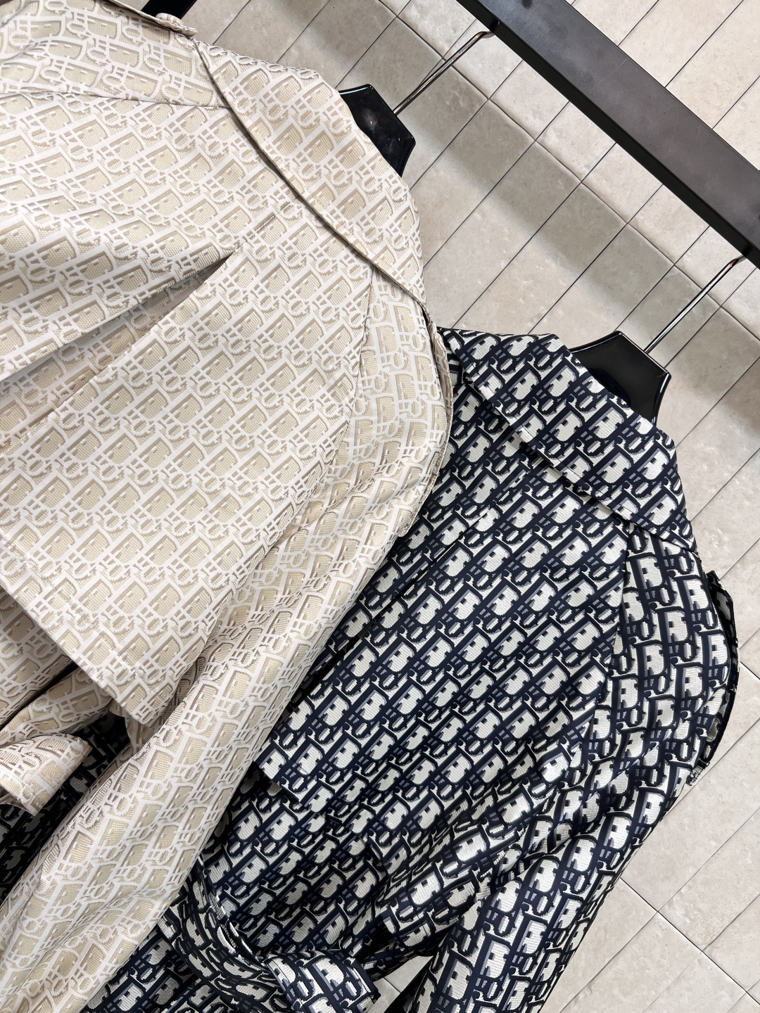 D家 25早秋新款 D字母提花双排扣风衣 廓形感风衣外套 满满的时髦博主范 翻领双排扣设计 落肩阔型剪裁