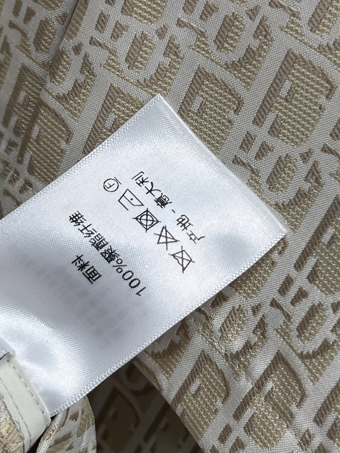 D家 25早秋新款 D字母提花双排扣风衣 廓形感风衣外套 满满的时髦博主范 翻领双排扣设计 落肩阔型剪裁