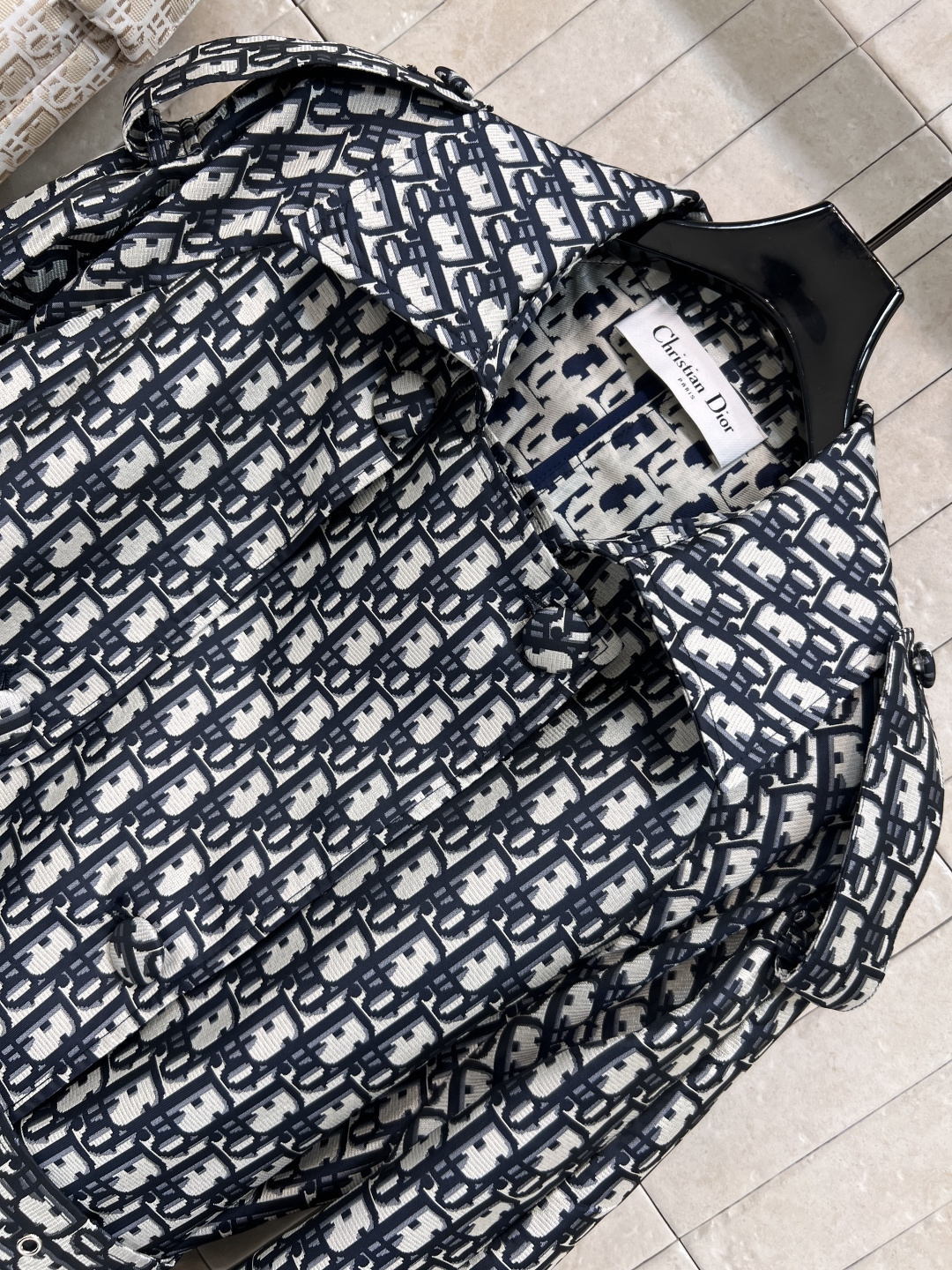 D家 25早秋新款 D字母提花双排扣风衣 廓形感风衣外套 满满的时髦博主范 翻领双排扣设计 落肩阔型剪裁