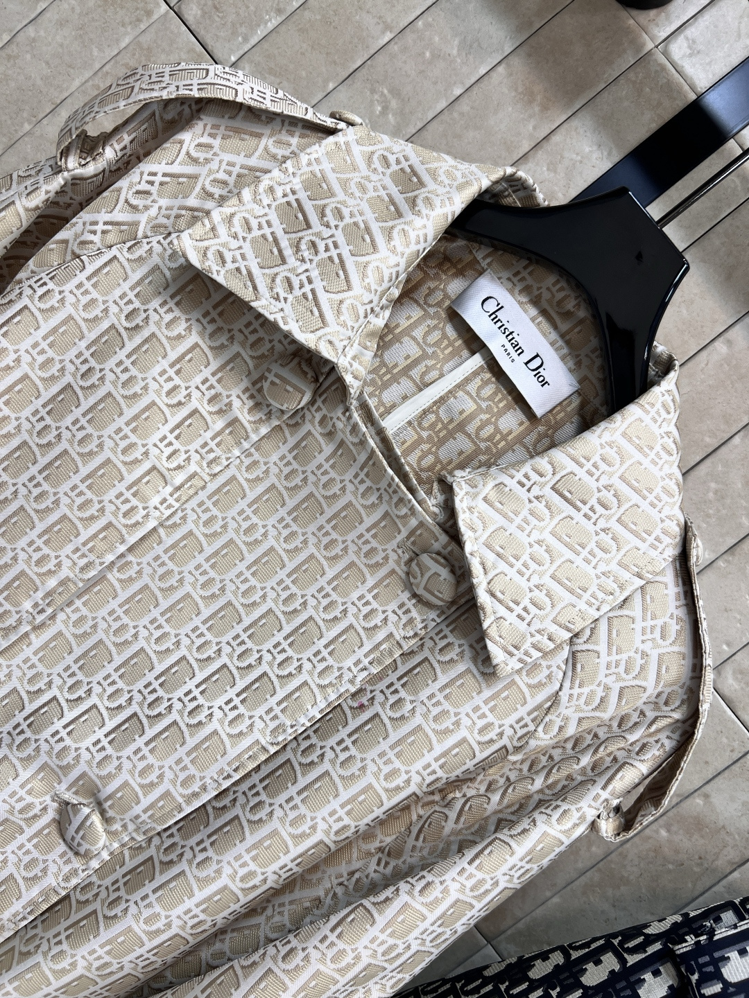 D家 25早秋新款 D字母提花双排扣风衣 廓形感风衣外套 满满的时髦博主范 翻领双排扣设计 落肩阔型剪裁