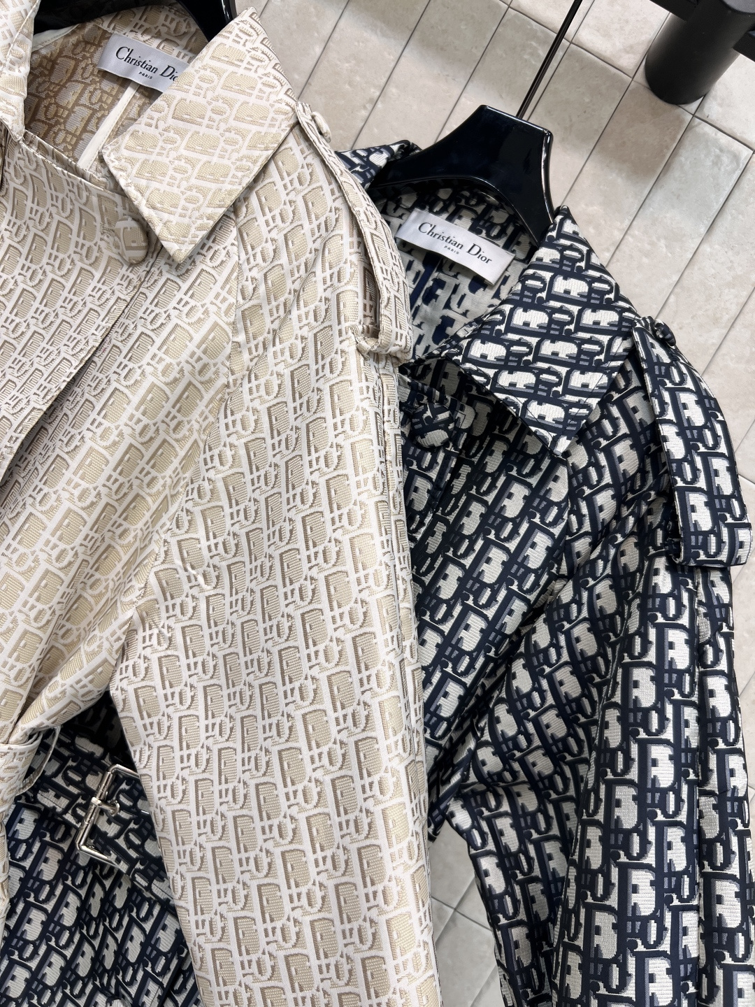 D家 25早秋新款 D字母提花双排扣风衣 廓形感风衣外套 满满的时髦博主范 翻领双排扣设计 落肩阔型剪裁