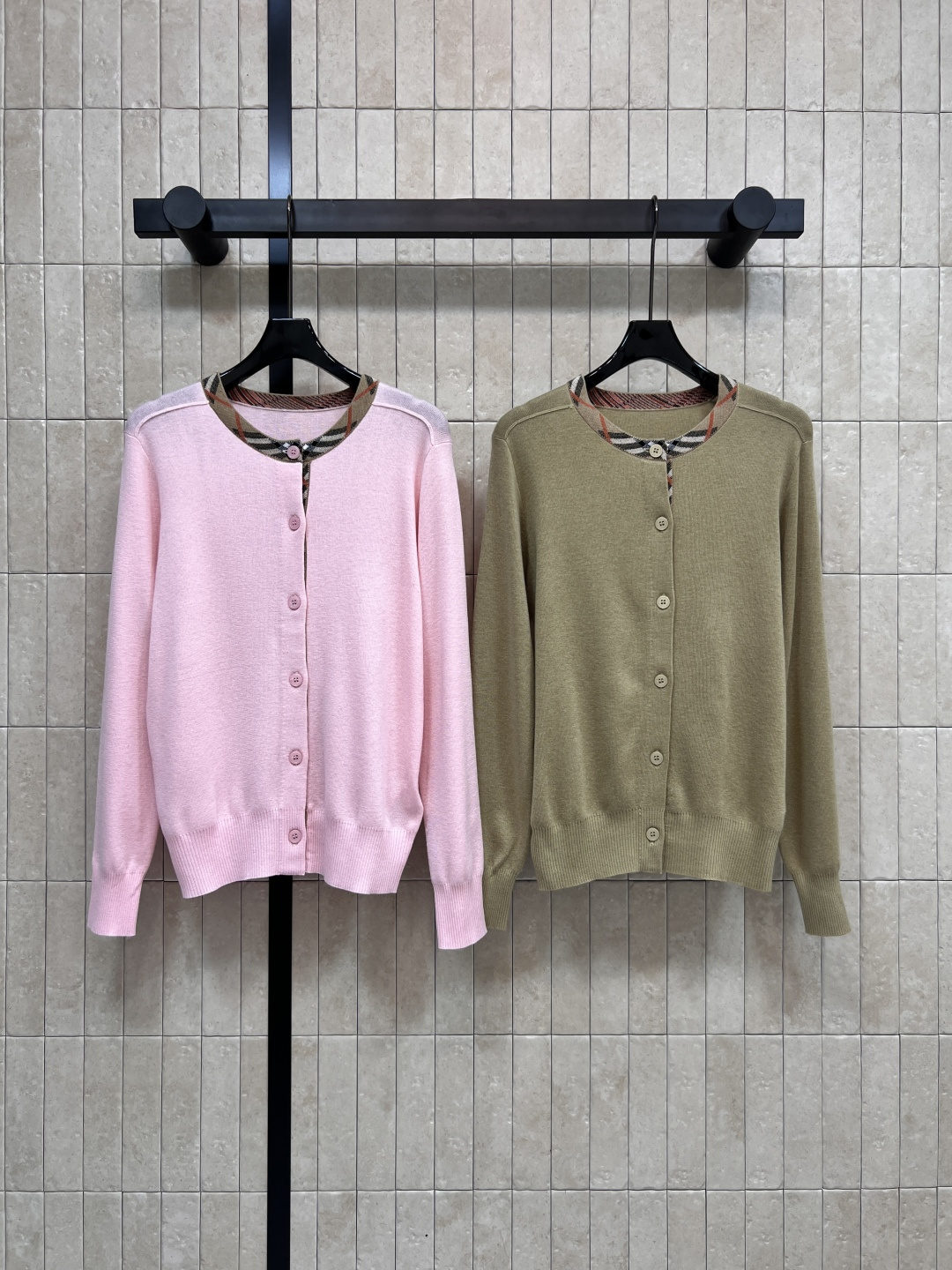 NO:485810,BUR Home 25 early autumn new style plaid splicing round neck knitted cardigan classic plaiding design loose style versatile upper body and not picky styles that both men and women can show off. Fashionable and handsome classic items Heavy wool yarn knitted texture thick soft and delicate pearl shell button decoration Two colors and three codes Size/S-M-L,,burberry,alexander wang19860909BUR家 25早秋新款 格纹拼接圆领针织开衫 经典格纹拼接设计 宽松版型 上身百搭不挑人 男女都可以秀的款 时髦帅气的经典单品 重磅绵羊毛纱线针织 质感厚实柔软细腻 珍珠贝壳纽扣装饰 两色三码 Size/S-M-L,,burberry,alexander wang,Women's clothing