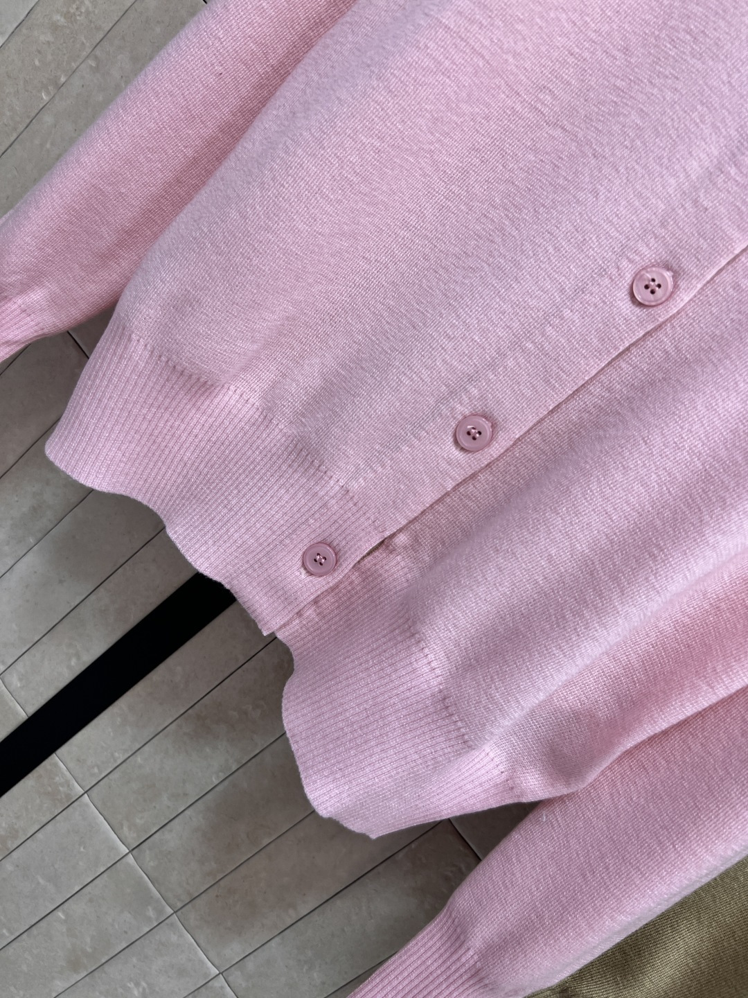 BUR家 25早秋新款 格纹拼接圆领针织开衫 经典格纹拼接设计 宽松版型 上身百搭不挑人 男女都可以秀的