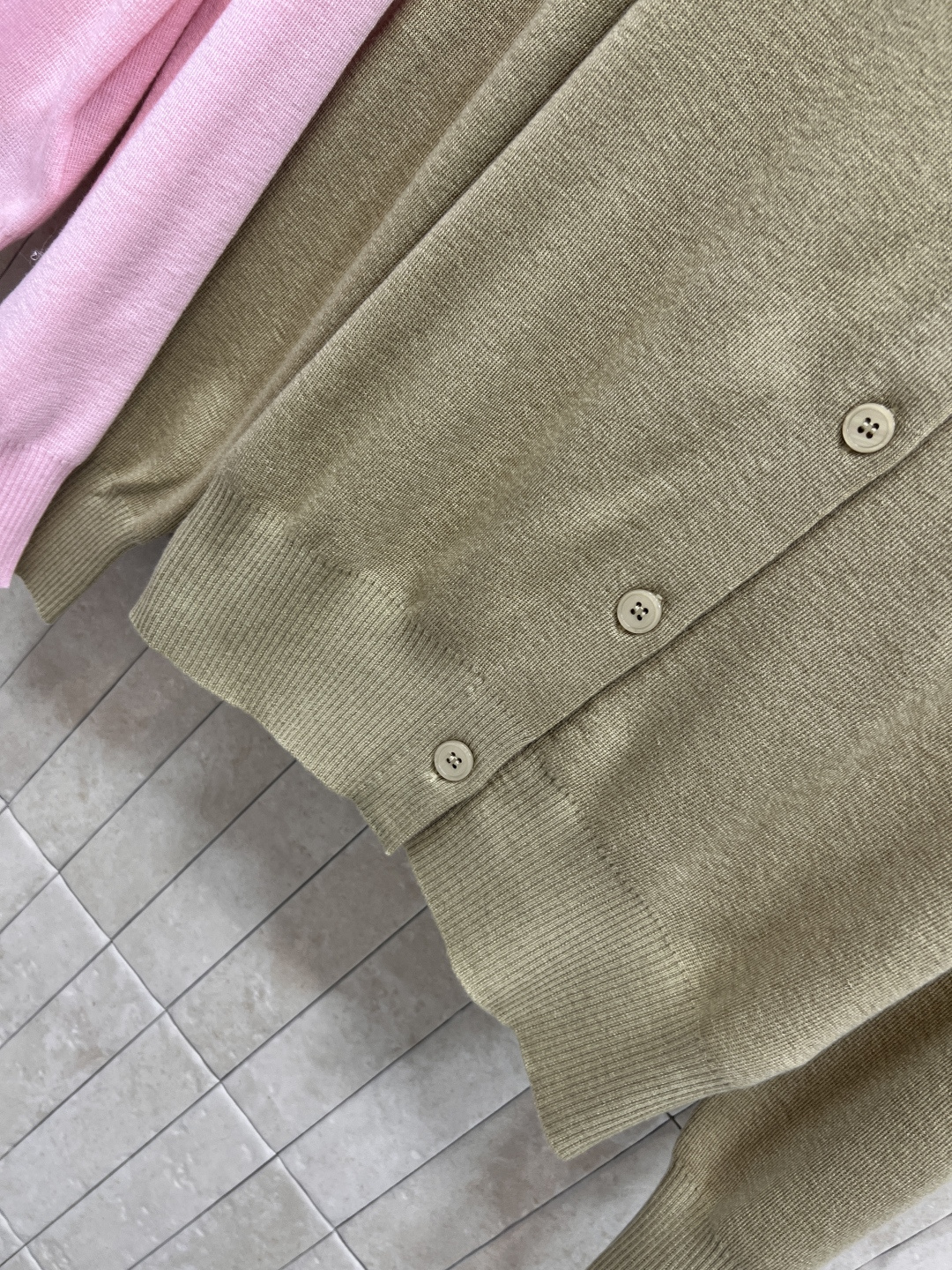 BUR家 25早秋新款 格纹拼接圆领针织开衫 经典格纹拼接设计 宽松版型 上身百搭不挑人 男女都可以秀的