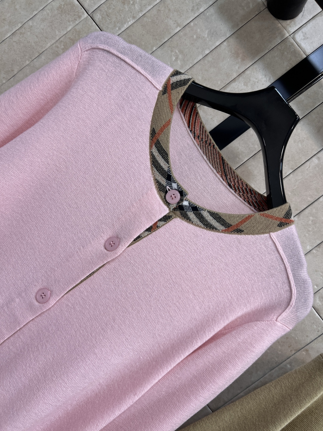 BUR家 25早秋新款 格纹拼接圆领针织开衫 经典格纹拼接设计 宽松版型 上身百搭不挑人 男女都可以秀的