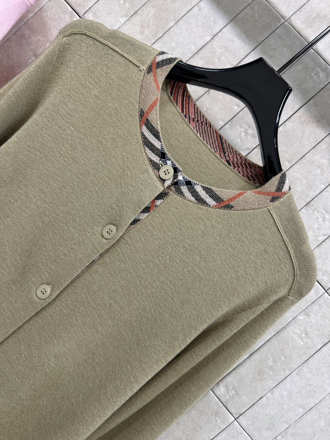 BUR家 25早秋新款 格纹拼接圆领针织开衫 经典格纹拼接设计 宽松版型 上身百搭不挑人 男女都可以秀的