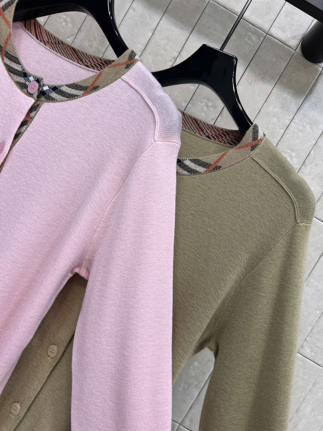 BUR家 25早秋新款 格纹拼接圆领针织开衫 经典格纹拼接设计 宽松版型 上身百搭不挑人 男女都可以秀的