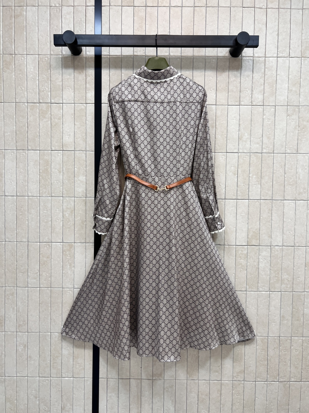 G家 25早秋新款 GG提花衬衫式长款连衣裙 娃娃领珍珠半排扣+蕾丝花边定点缀 马鞍扣装饰皮革腰带收腰 