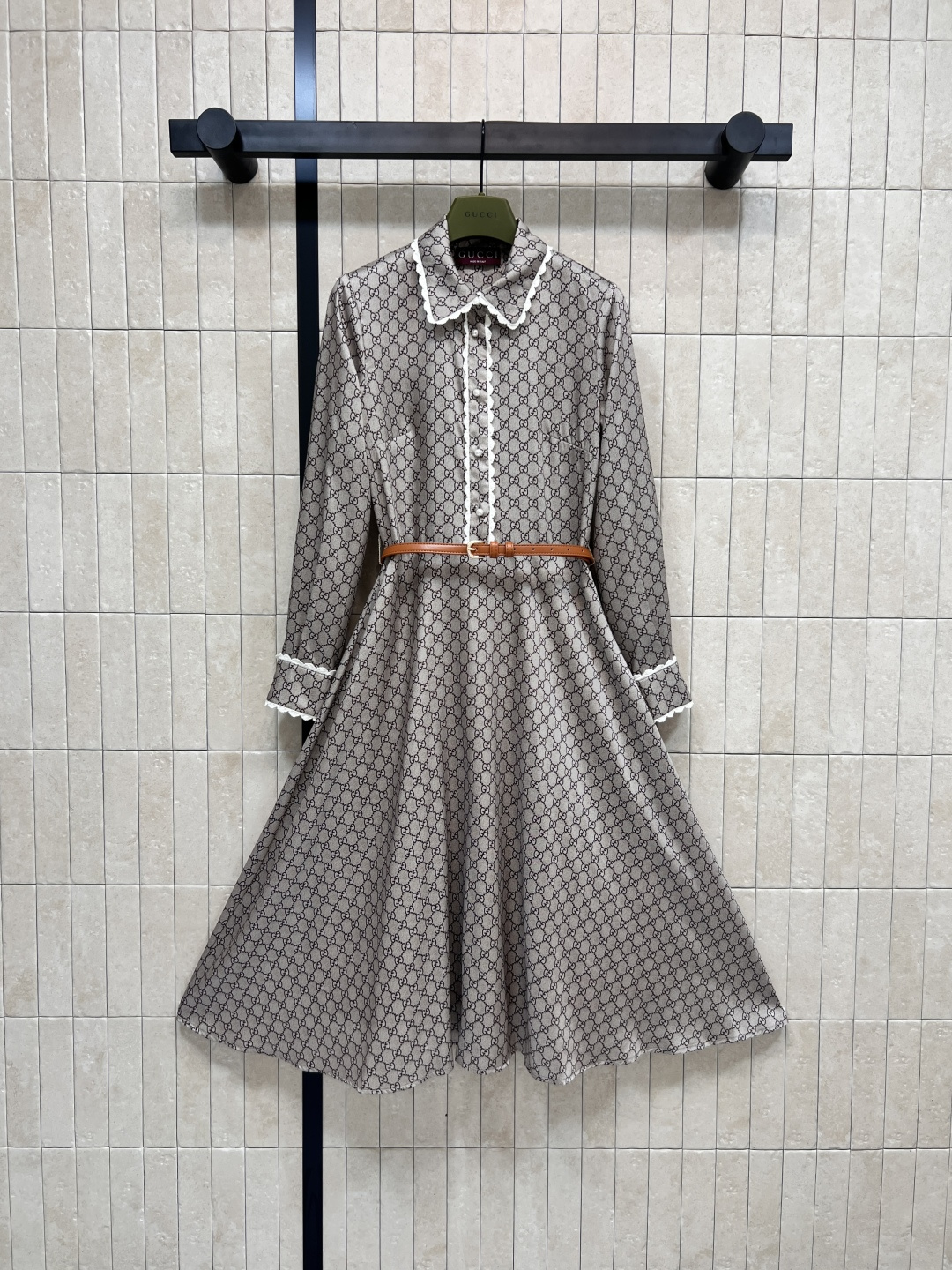 NO:485822,G Home 25 early autumn new style GG jacquard shirt style long dress Doll collar pearl half-breasted + lace lace fixed embellishment Saddle buckle decorative leather belt waist-hugging The upper body reduces age and is elegant and elegant. The printed GG presbyterian is low-key and high-end, showing the elegant charm of women. It is very good on important dates. One color and three codes Size/S-M-L,,gucci,skirts,shirts,alexander wang19860909G家 25早秋新款 GG提花衬衫式长款连衣裙 娃娃领珍珠半排扣+蕾丝花边定点缀 马鞍扣装饰皮革腰带收腰 上身减龄又优雅气质 满印的GG老花低调高级 尽显女性优雅魅力 约会重要场合都很不错 一色三码 Size/S-M-L,,gucci,skirts,shirts,alexander wang,Women's clothing