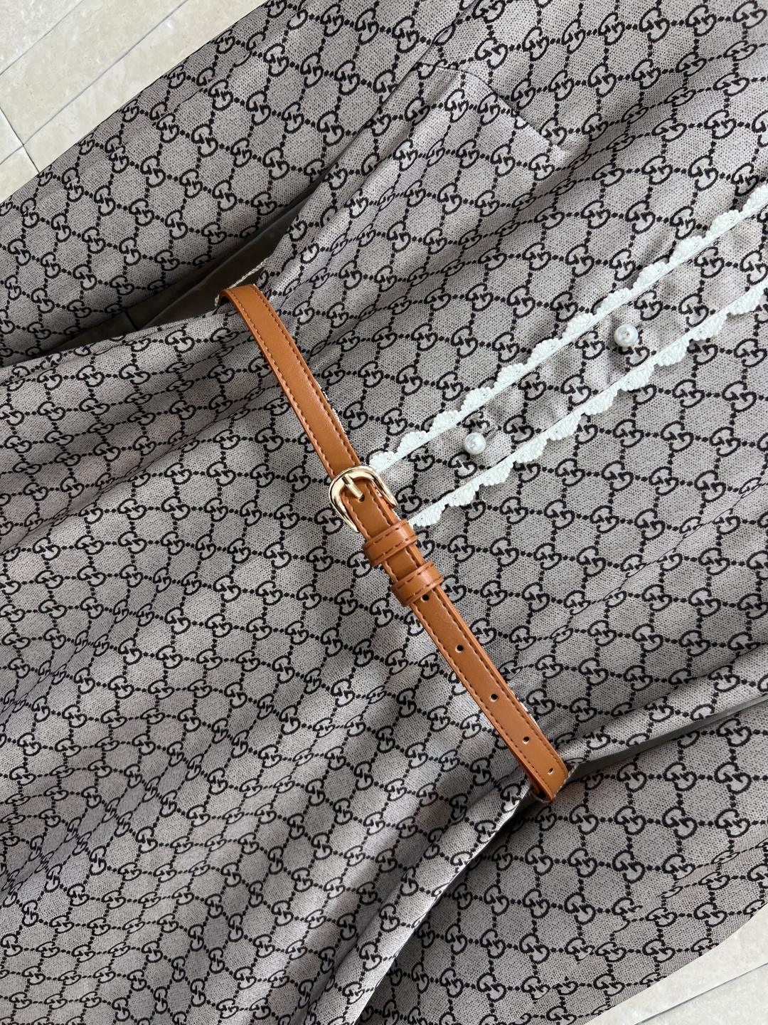 G家 25早秋新款 GG提花衬衫式长款连衣裙 娃娃领珍珠半排扣+蕾丝花边定点缀 马鞍扣装饰皮革腰带收腰 