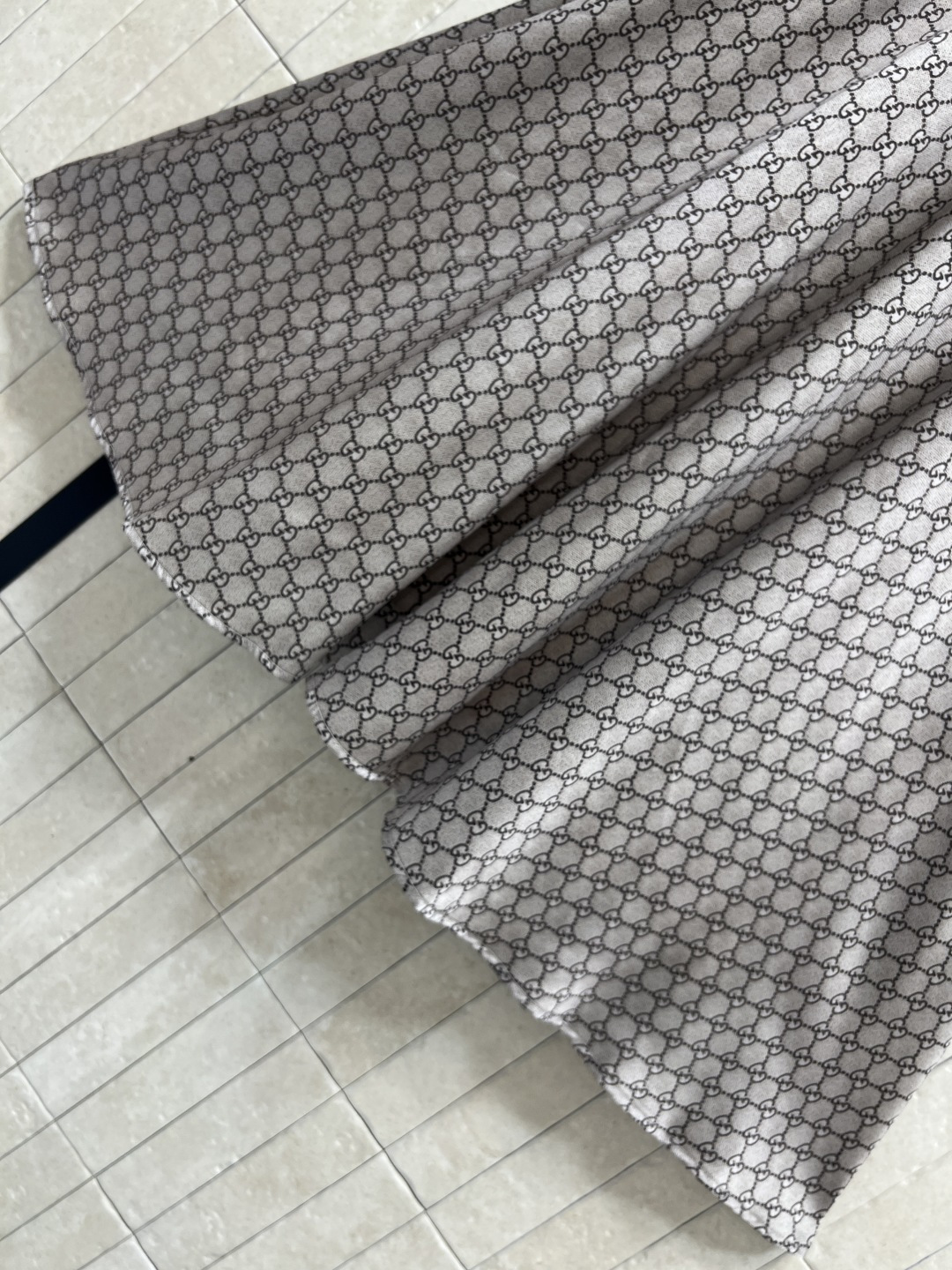 G家 25早秋新款 GG提花衬衫式长款连衣裙 娃娃领珍珠半排扣+蕾丝花边定点缀 马鞍扣装饰皮革腰带收腰 