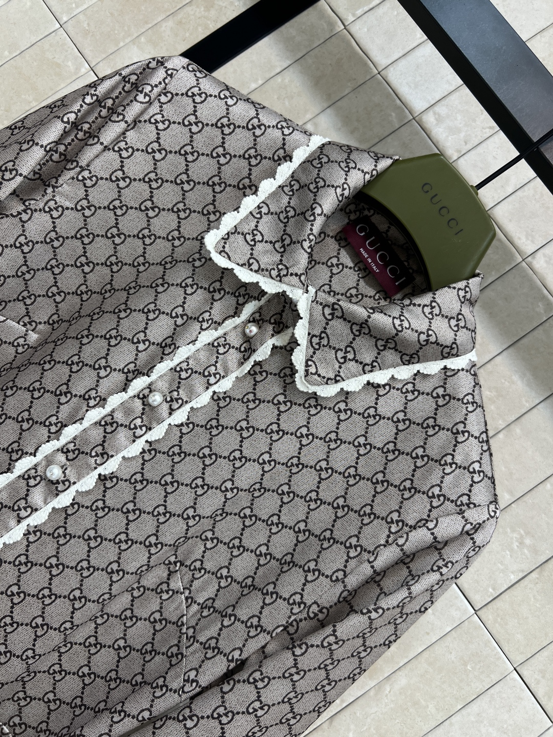 G家 25早秋新款 GG提花衬衫式长款连衣裙 娃娃领珍珠半排扣+蕾丝花边定点缀 马鞍扣装饰皮革腰带收腰 