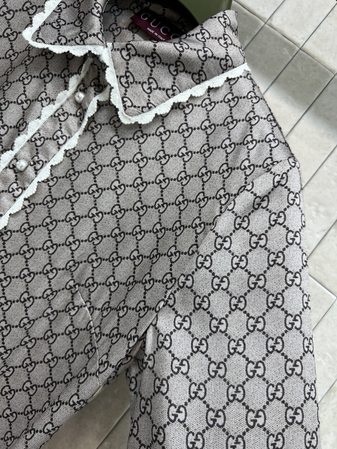 G家 25早秋新款 GG提花衬衫式长款连衣裙 娃娃领珍珠半排扣+蕾丝花边定点缀 马鞍扣装饰皮革腰带收腰 