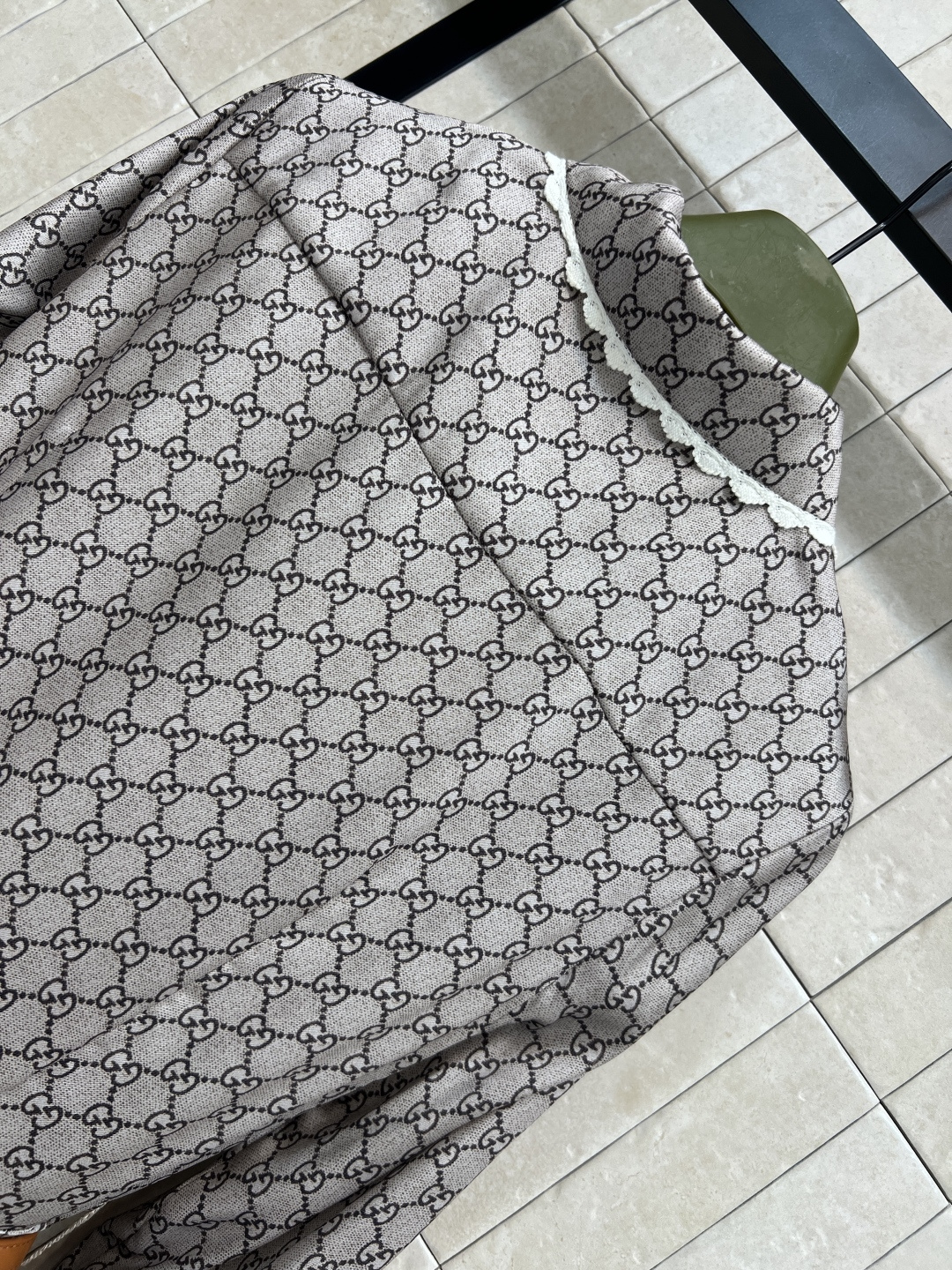 G家 25早秋新款 GG提花衬衫式长款连衣裙 娃娃领珍珠半排扣+蕾丝花边定点缀 马鞍扣装饰皮革腰带收腰 