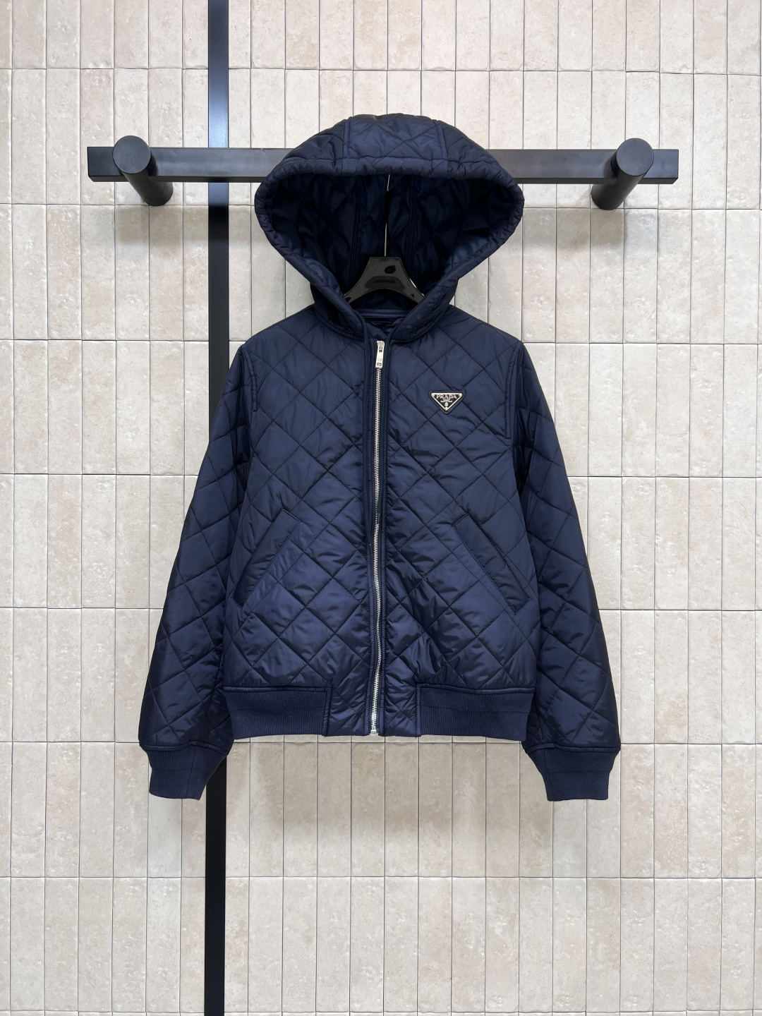 NO:488379,PD Home 25 early autumn new dark blue hooded cotton jacket loose fit cotton design diamond double-sided wired cotton is very lightweight, warm and powerful, and you should also be handsome in autumn and winter. Easy and warm, with a sense of handsomeness. Classic triangle embellishment on the chest. Simple and fashionable and versatile. One color four-code Size/S-M-L- XL,,dior, jackets & coats,hats,alexander wang19860909PD家 25早秋新款 深蓝色连帽棉服 连帽夹克宽松版型 夹棉设计 菱格双面走线夹棉 非常轻便 保暖又很强大 秋冬也要耍帅 轻松保暖 自带帅气感 胸前经典三角标点缀 简单又时尚百搭 一色四码Size/S-M-L- XL,,dior,jackets & coats,hats,alexander wang,Women's clothing