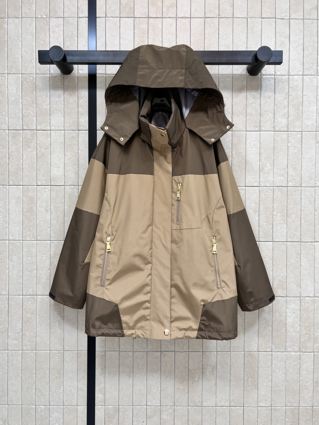 NO:488393,PD Home 25 early autumn new style, color-blocked hooded jacket, hooded zipper jacket, male and female style series, the most popular series this year, the first choice for outdoor sports and travel, the contrasting color splicing design of clothes, visual slimming, loose silhouette, comfortable and unrestrained, hardware logo, zipper pocket embellishment, fabric is made of hard-pad material, the upper body is cool and handsome, and the age-reducing feeling is one color three-code Size/S-M-L,,dior, jackets & coats, jackets & coats,hats,alexander wang19860909PD家 25早秋新款 拼色连帽冲锋衣外套 连帽拉链夹克版型 男女同款系列 今年最火的系列 户外运动旅游首选 衣身撞色拼接设计 视觉显瘦绝绝子 宽松廓形上身舒适无束缚 五金logo拉链口袋点缀 面料是硬挻材质 上身就是酷帅十足的减龄感 一色三码Size/S-M-L,,dior,jackets & coats,jackets & coats,hats,alexander wang,Women's clothing