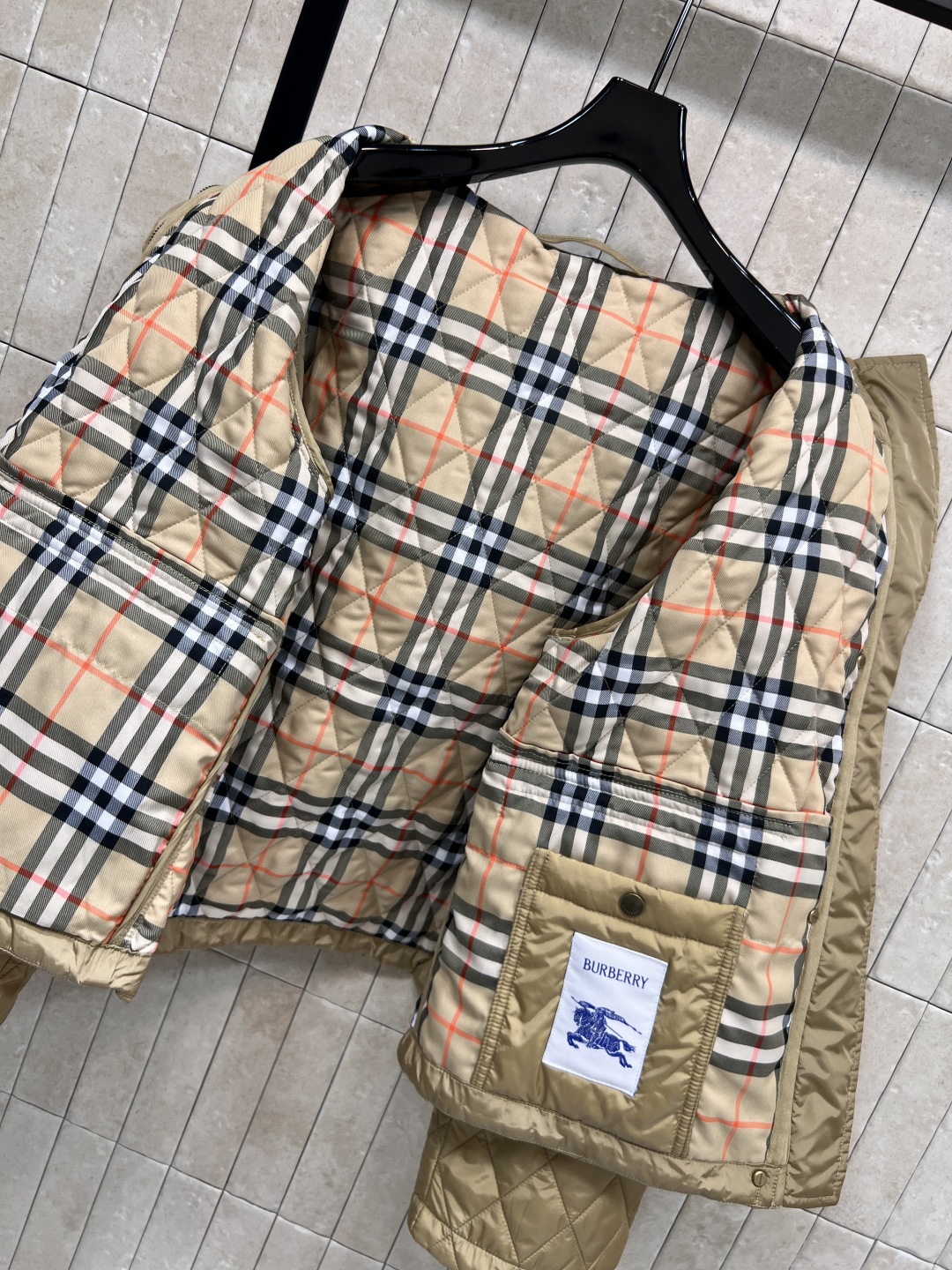 BUR家 25早秋新款 菱格纹绗缝连帽棉服 连帽宽松版型上身巨显瘦 帅气又拉风的时髦单品 里面经典格纹拼