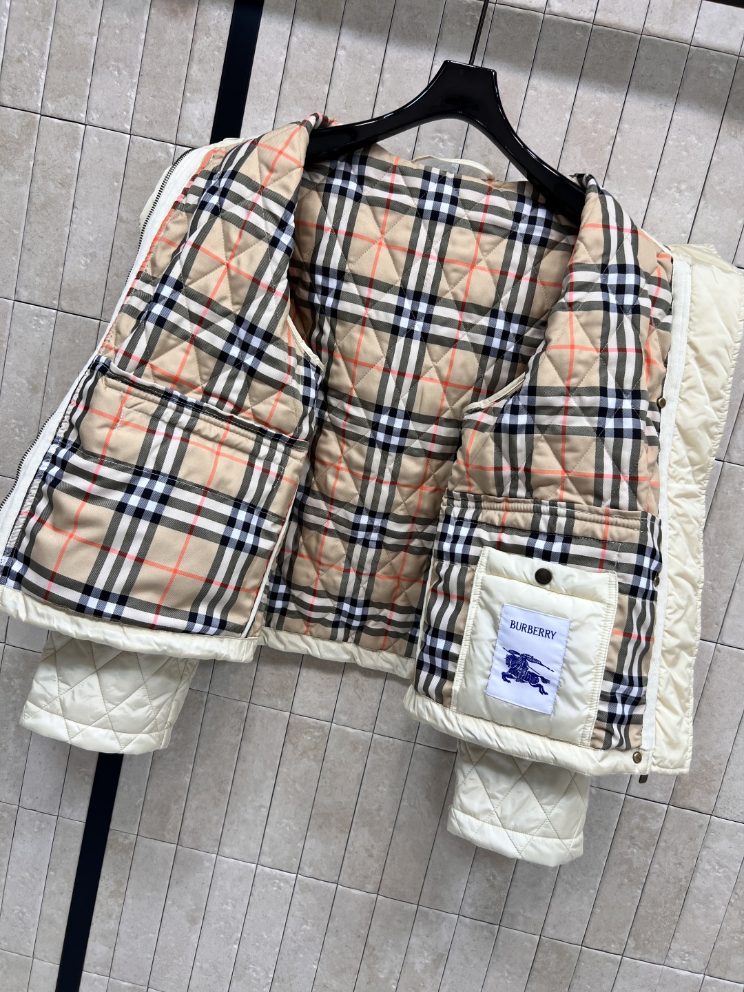 BUR家 25早秋新款 菱格纹绗缝连帽棉服 连帽宽松版型上身巨显瘦 帅气又拉风的时髦单品 里面经典格纹拼