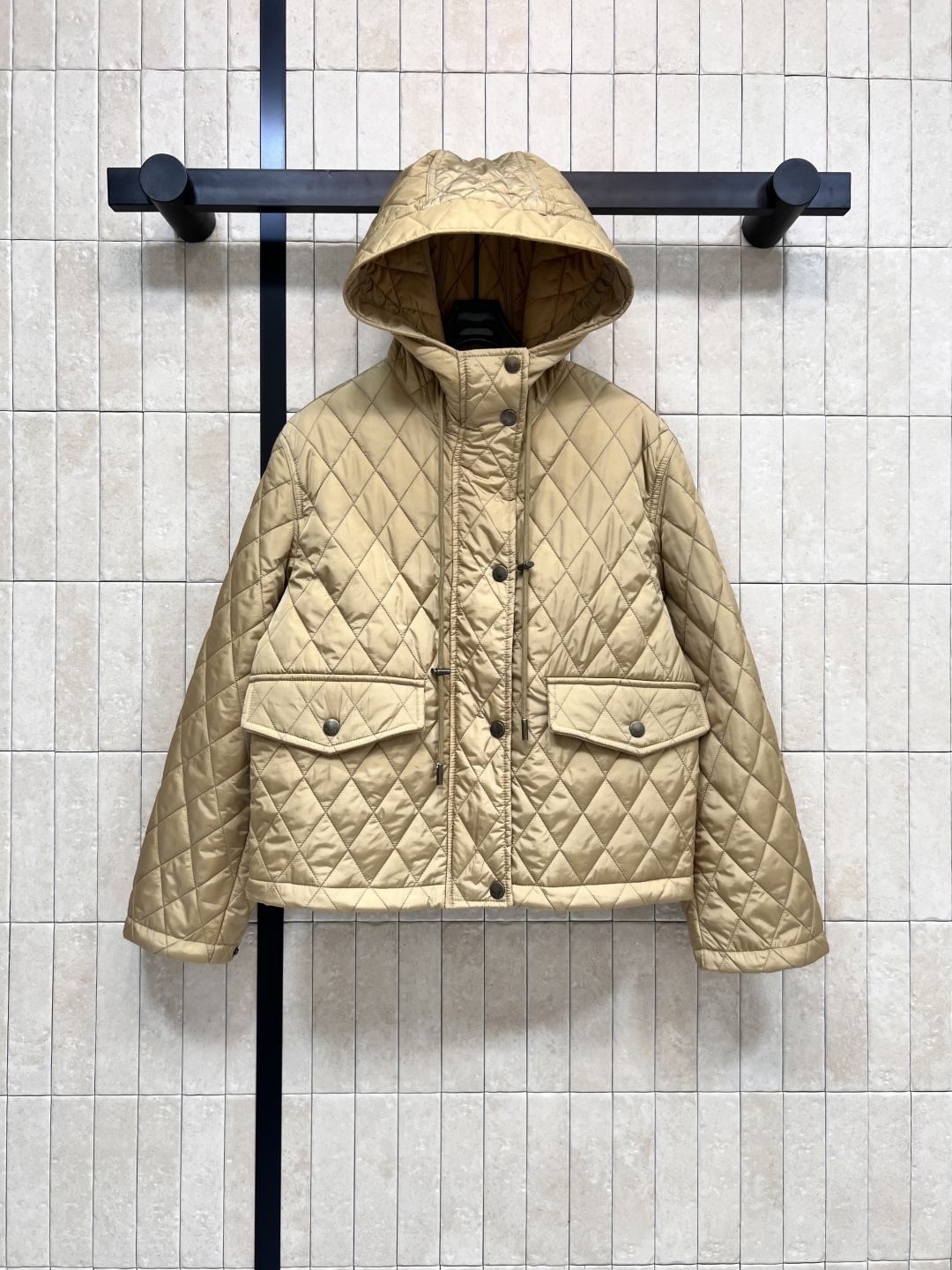 BUR家 25早秋新款 菱格纹绗缝连帽棉服 连帽宽松版型上身巨显瘦 帅气又拉风的时髦单品 里面经典格纹拼