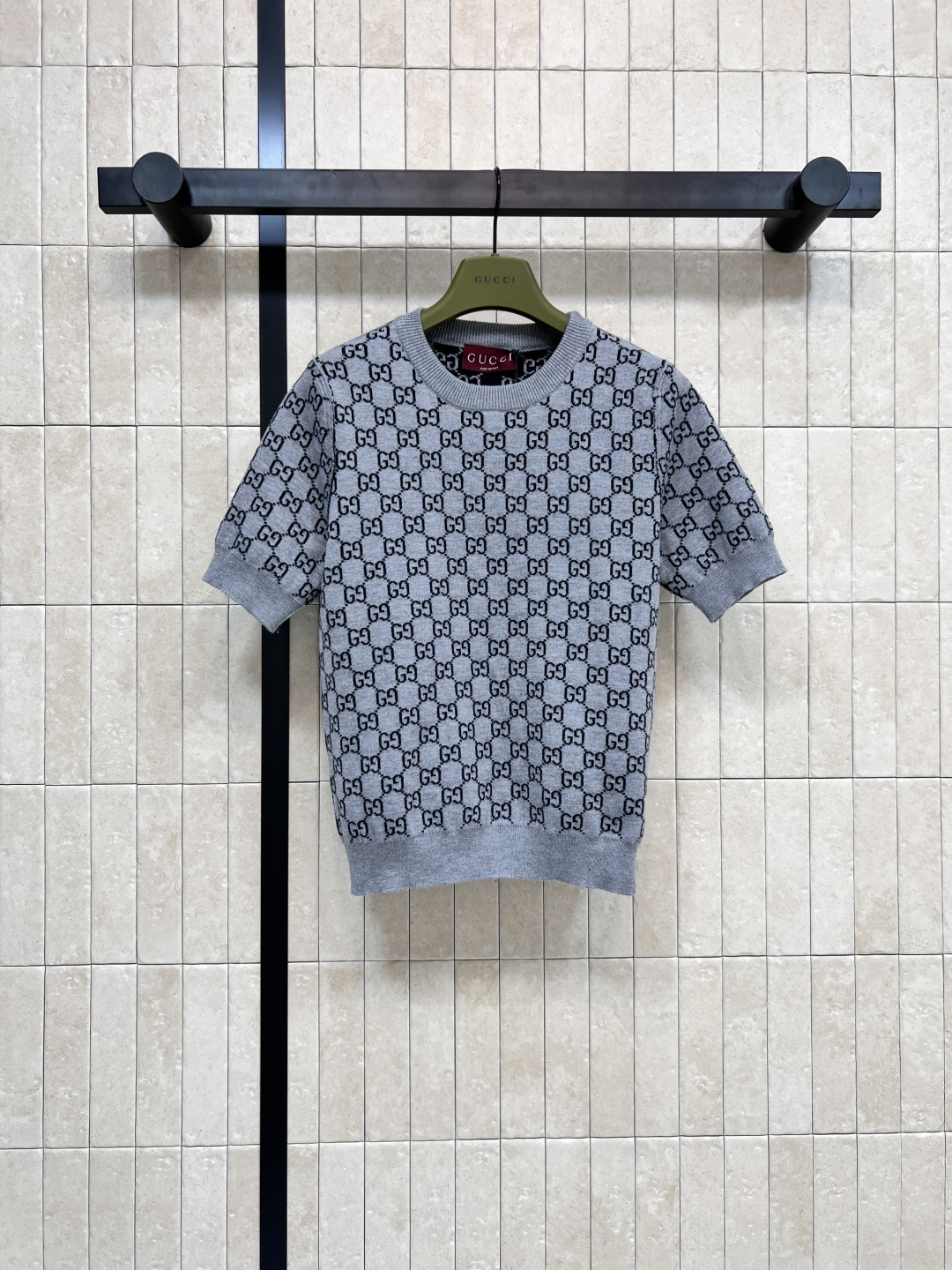 NO:495092,G Home 25 early autumn new style, double G jacquard series, round neck short-sleeved shirt + V-neck knitted long-sleeved cardigan, GG jacquard has a luxurious feeling, classic loose style, comfortable and versatile upper body, neutral gray, simple and atmospheric, wool yarn texture is delicate and soft, handsome in single-wear layering, easy to create a lazy and fashionable look, three-code one color Size/S-M-L,,gucci, T-shirt, alexander wang19860909G家 25早秋新款 双G提花系列 圆领短袖衫+V领针织长袖开衫 GG提花自带奢华感 经典宽松版型 上身舒适又百搭 中性灰色系 简约又大气 羊毛纱线质感细腻柔软 单穿叠搭都帅气 轻松打造慵懒而时尚的造型 一色三码 Size/S-M-L,,gucci,T-shirt,alexander wang,Women's clothing