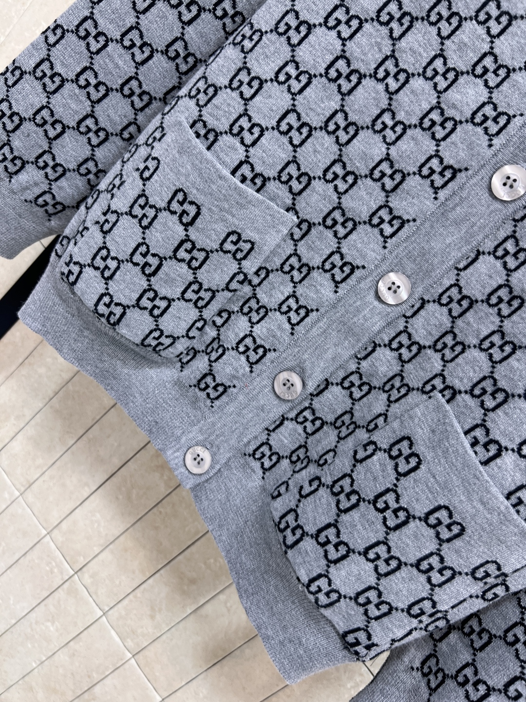 G家 25早秋新款 双G提花系列 圆领短袖衫+V领针织长袖开衫 GG提花自带奢华感 经典宽松版型 上身舒