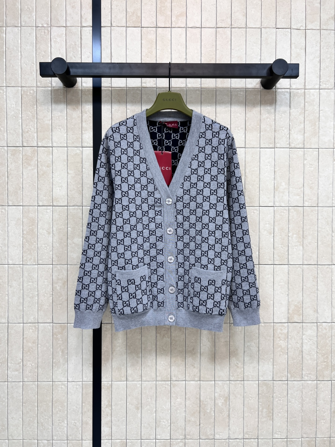 NO:495104,G Home 25 early autumn new style, double G jacquard series, round neck short-sleeved shirt + V-neck knitted long-sleeved cardigan, GG jacquard has a luxurious feeling, classic loose style, comfortable and versatile upper body, neutral gray, simple and atmospheric, wool yarn texture is delicate and soft, handsome in single-wear layering, easy to create a lazy and fashionable look, three-code one color Size/S-M-L,,gucci, T-shirt, alexander wang19860909G家 25早秋新款 双G提花系列 圆领短袖衫+V领针织长袖开衫 GG提花自带奢华感 经典宽松版型 上身舒适又百搭 中性灰色系 简约又大气 羊毛纱线质感细腻柔软 单穿叠搭都帅气 轻松打造慵懒而时尚的造型 一色三码 Size/S-M-L,,gucci,T-shirt,alexander wang,Women's clothing