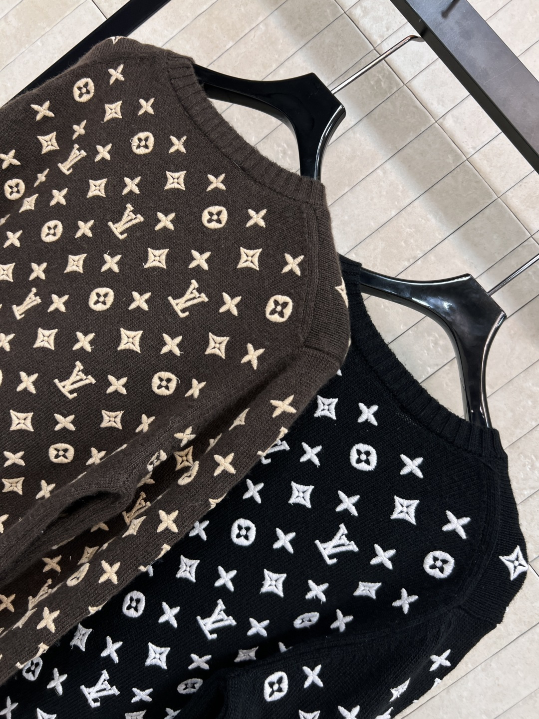 L家 25早秋新款 刺绣老花针织套头毛衣 满印刺绣钱币老花图案 羊毛混纺纱线面料 软软糯糯的上身超级舒适